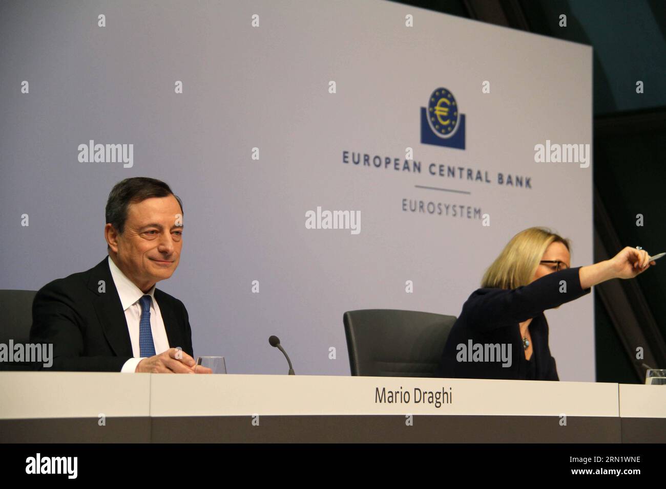 (150122) -- FRANKFURT, 22. Januar 2015 -- der Präsident der Europäischen Zentralbank Mario Draghi (L) nimmt am 22. Januar 2015 an einer Pressekonferenz in Frankfurt Teil. Die Europäische Zentralbank hat am Donnerstag beschlossen, ein umfassendes Programm zur quantitativen Lockerung zu starten und über eine Billion Euro in die Wirtschaft der Eurozone zu pumpen, um die Risiken einer Deflation abzubauen. ) DEUTSCHLAND-FRANKFURT-EZB-WIRTSCHAFTSFÖRDERUNG ShenxZhengning PUBLICATIONxNOTxINxCHN Frankfurt Jan 22 2015 EZB-Präsident Mario Draghi l nimmt AM 22. Januar 2015 an einer Pressekonferenz in Frankfurt Teil Stockfoto