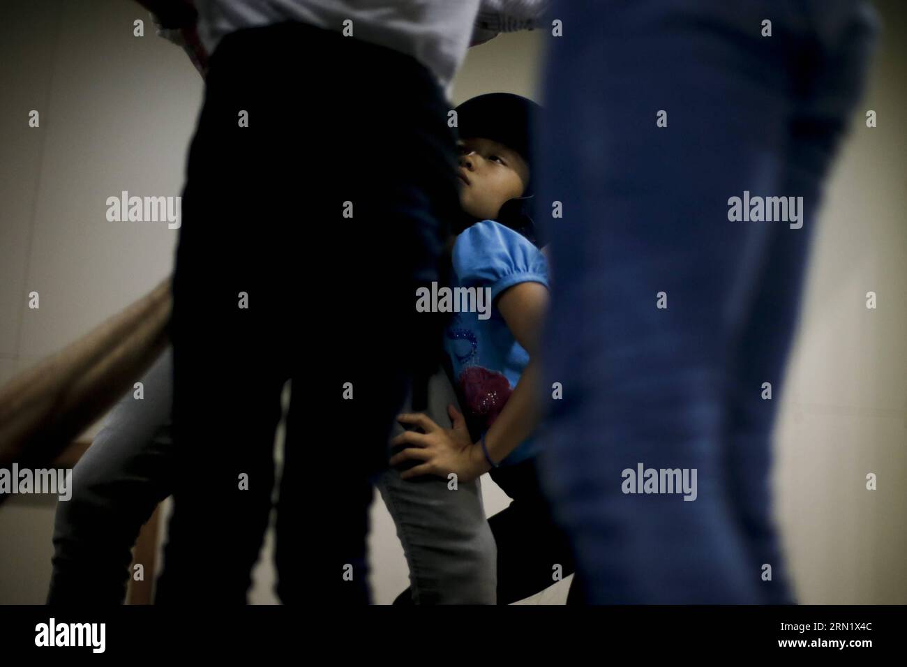 (150123) -- BARCELONA, 23. Januar 2015 -- Jana nimmt am 6. September 2014 an einer Schulung zum Bau eines menschlichen Turms in Barcelona, Spanien, Teil. Jana ist ein 8-jähriges Kind aus China. Im Alter von anderthalb Jahren wurde sie von einem spanischen Paar, Andreu und Thais adoptiert und zog nach Barcelona. Vor einem Jahr beschloss Jana, dem lokalen Team von Castellers de Sants beizutreten. Derzeit ist Jana der Star des Teams. Sie ist diejenige, die die Spitze des menschlichen Turms besteigt. SPANIEN-BARCELONA-CASTELLERS PauxBarrena PUBLICATIONxNOTxINxCHN Barcelona 23. Januar 2015 Jana nimmt an einem Training Ses Teil Stockfoto