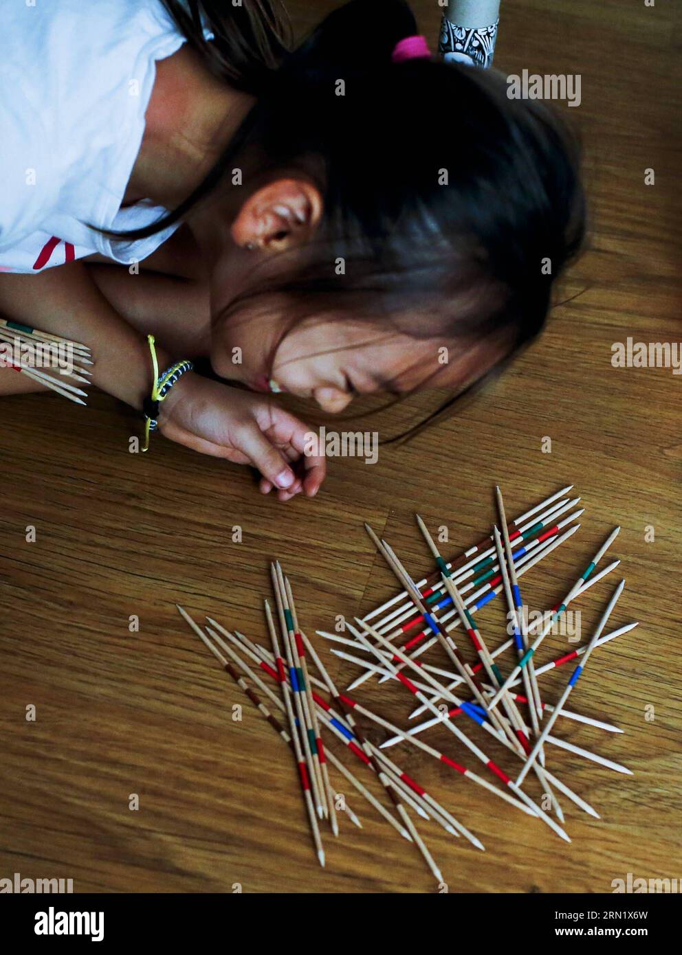 (150123) -- BARCELONA, 23. Januar 2015 -- Jana spielt am 20. Oktober 2014 Heimspiele in Barcelona, Spanien. Jana ist ein 8-jähriges Kind aus China. Im Alter von anderthalb Jahren wurde sie von einem spanischen Paar, Andreu und Thais adoptiert und zog nach Barcelona. Vor einem Jahr beschloss Jana, dem lokalen Team von Castellers de Sants beizutreten. Derzeit ist Jana der Star des Teams. Sie ist diejenige, die die Spitze des menschlichen Turms besteigt. SPANIEN-BARCELONA-CASTELLERS PauxBarrena PUBLICATIONxNOTxINxCHN Barcelona 23. Januar 2015 Jana SPIELT Spiele ZU Hause in Barcelona Spanien AM 20. Oktober 2014 Jana IST ein 8-Jähriger Stockfoto