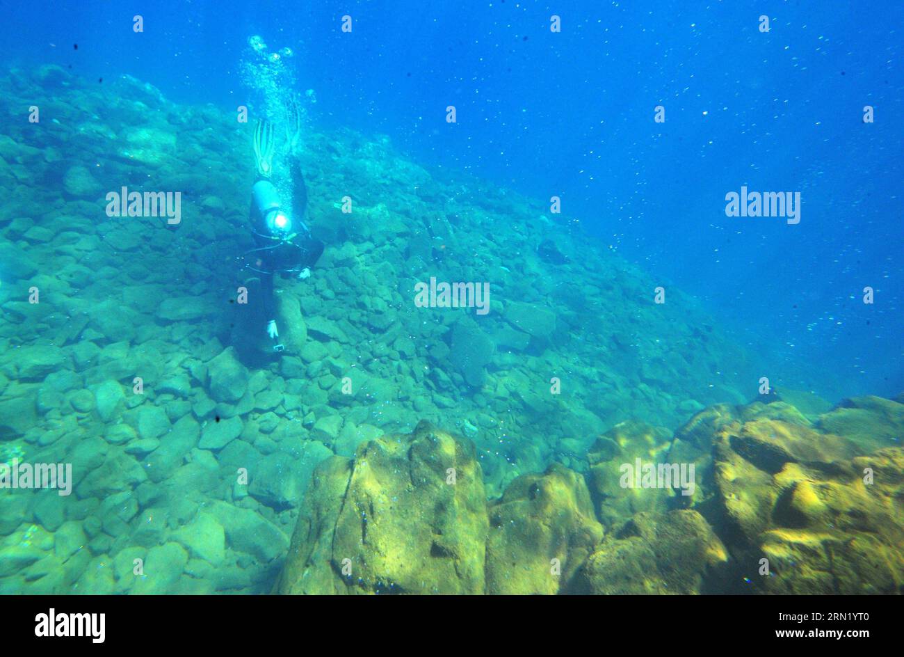 (150127) -- SANGIHE, 27. Januar 2014 -- Ein Taucher taucht auf der Stelle des Unterwasservulkans Banua Wuhu bei der Insel Mahegentang auf den Inseln Sangihe, Nord-Sulawesi, Indonesien, 27. Januar 2015. Der Kraterpunkt von Banua Wuhu ist durch Blasen zwischen Felsen gekennzeichnet. Die Durchschnittstemperatur liegt zwischen 37 und 38 Grad Celsius. )(bxq) INDONESIEN-SANGIHE-UNTERWASSERVULKAN Zulkarnain PUBLICATIONxNOTxINxCHN Jan 27 2014 ein Tauchgang AUF dem Tauchplatz des UNTERWASSERVULKANS Wuhu bei Island AUF den Inseln von Nord-Sulawesi Indonesien Jan 27 2015 der Krater von Wuhu IST von Bubble markiert Stockfoto