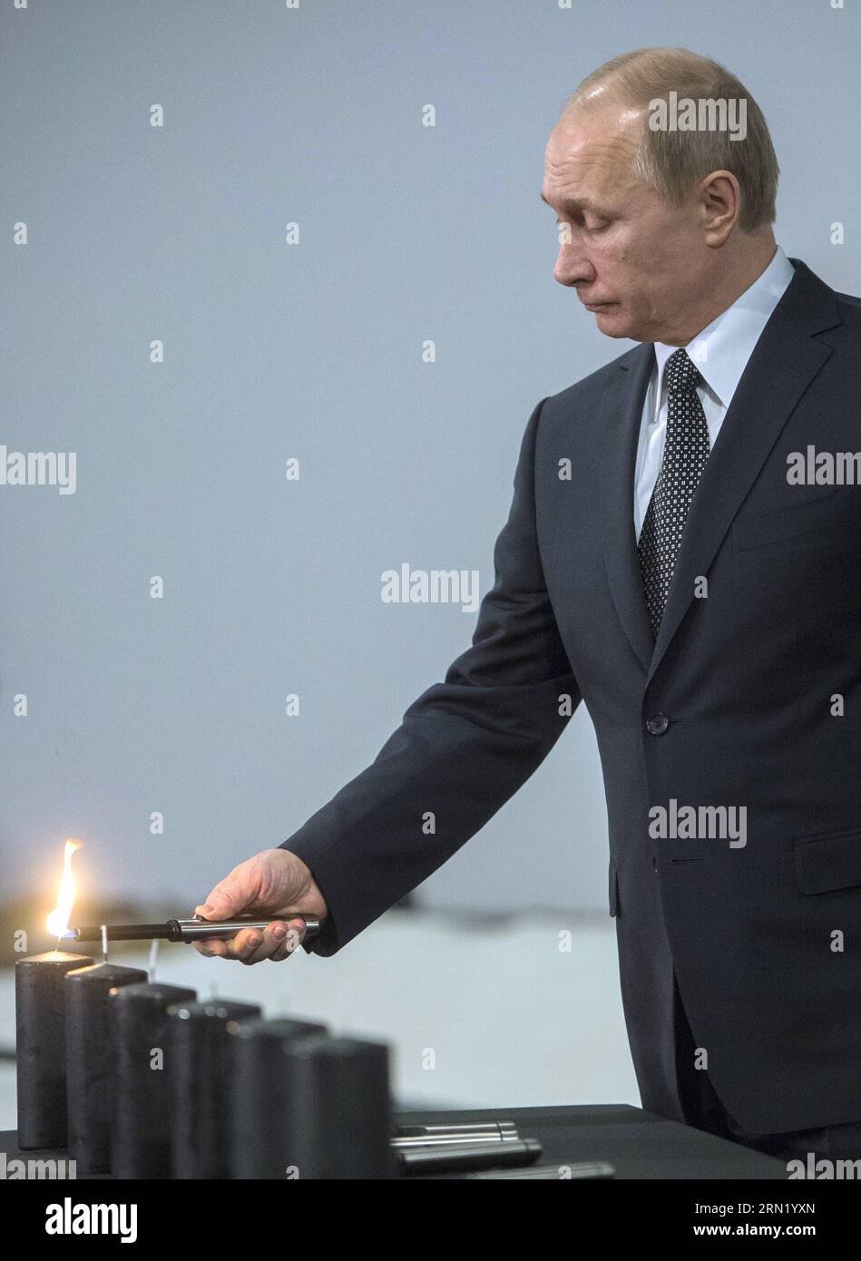 Präsident Putin gedenkt der Befreiung von Auschwitz in Moskau (150127) -- MOSKAU, 27. Januar 2015 -- der russische Präsident Wladimir Putin zündet eine Kerze während einer Zeremonie zum 70. Jahrestag der Befreiung des Konzentrationslagers Auschwitz im Jüdischen Museum in Moskau am 27. Januar 2015 an. )(bxq) RUSSLAND-MOSKAU-AUSCHWITZ JAHRESTAG RIAxNovosti PUBLICATIONxNOTxINxCHN Politik Russland Präsident Putin führt die Befreiung von Auschwitz in Moskau Jan 27 2015 der russische Präsident Wladimir Putin zündet eine Kerze während einer Zeremonie zum 70. Jahrestag der LIBE an Stockfoto