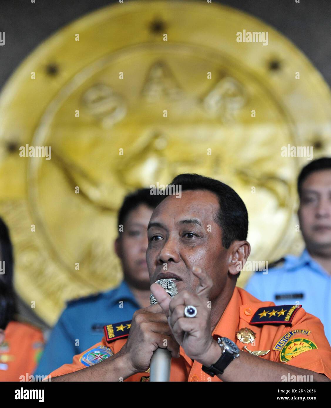 Bambang Soelistyo, Vorsitzender der indonesischen Such- und Rettungsbehörde (BASARNAS), spricht während einer Pressekonferenz in Jakarta, Indonesien, am 28. Januar 2015. Der Vorsitzende der BASARNAS Bambang Soelistyo sagte am Mittwoch, dass eine Operation zur Suche nach Leichen und Trümmern des abgestürzten AirAsia-Fluges QZ8501 trotz des Endes der militärischen Beteiligung an der Mission fortgesetzt werde. Die Suchaktion begann am 28. Dezember und 70 Leichen von insgesamt 162 Personen an Bord wurden bei weitem geborgen. ) (tq) INDONESIA-JAKARTA-AIRASIA-PRESS CONFERENCE VerixSanvori PUBLICATIONxNOTxINxCHN Indonesia S National Search an Stockfoto