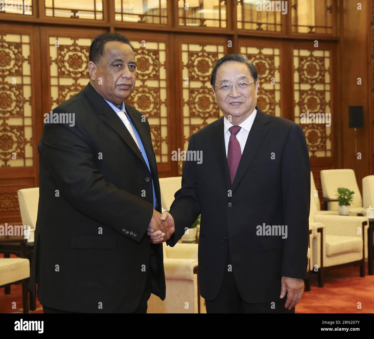 (150128) -- PEKING, 28. Januar 2015 -- Yu Zhengsheng(R), Vorsitzender des Nationalen Komitees der Politischen Konsultativkonferenz des chinesischen Volkes, trifft sich mit dem stellvertretenden Vorsitzenden der regierenden Nationalen Kongresspartei des Sudan (NCP) Ibrahim Ghandour, der auch Assistent des sudanesischen Präsidenten Omar al-Bashir ist, in Peking, der Hauptstadt Chinas, am 28. Januar 2015. Ghandour besucht China, um am dritten hochrangigen Dialog zwischen der Kommunistischen Partei Chinas und der Nationalen Kongresspartei des Sudan (NCP) teilzunehmen. (Yxb) CHINA-BEIJING-YU ZHENGSHENG-SUDAN-MEETING(CN) DingxLin PUBLICATIONxNOTxINxCHN Beiji Stockfoto