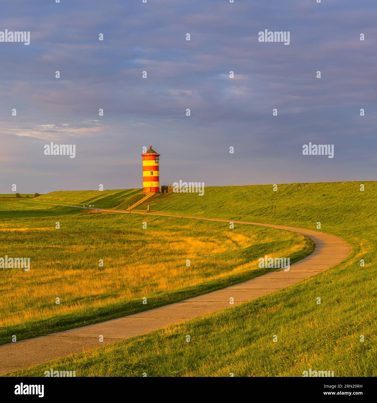 Ein quadratisches 1:1-Bild von einem schönen Sommermorgen am Leuchtturm von Pilsum, zwischen Pilsum und Greetsiel am Nordseedeich gelegen, der zu ihm gehört Stockfoto