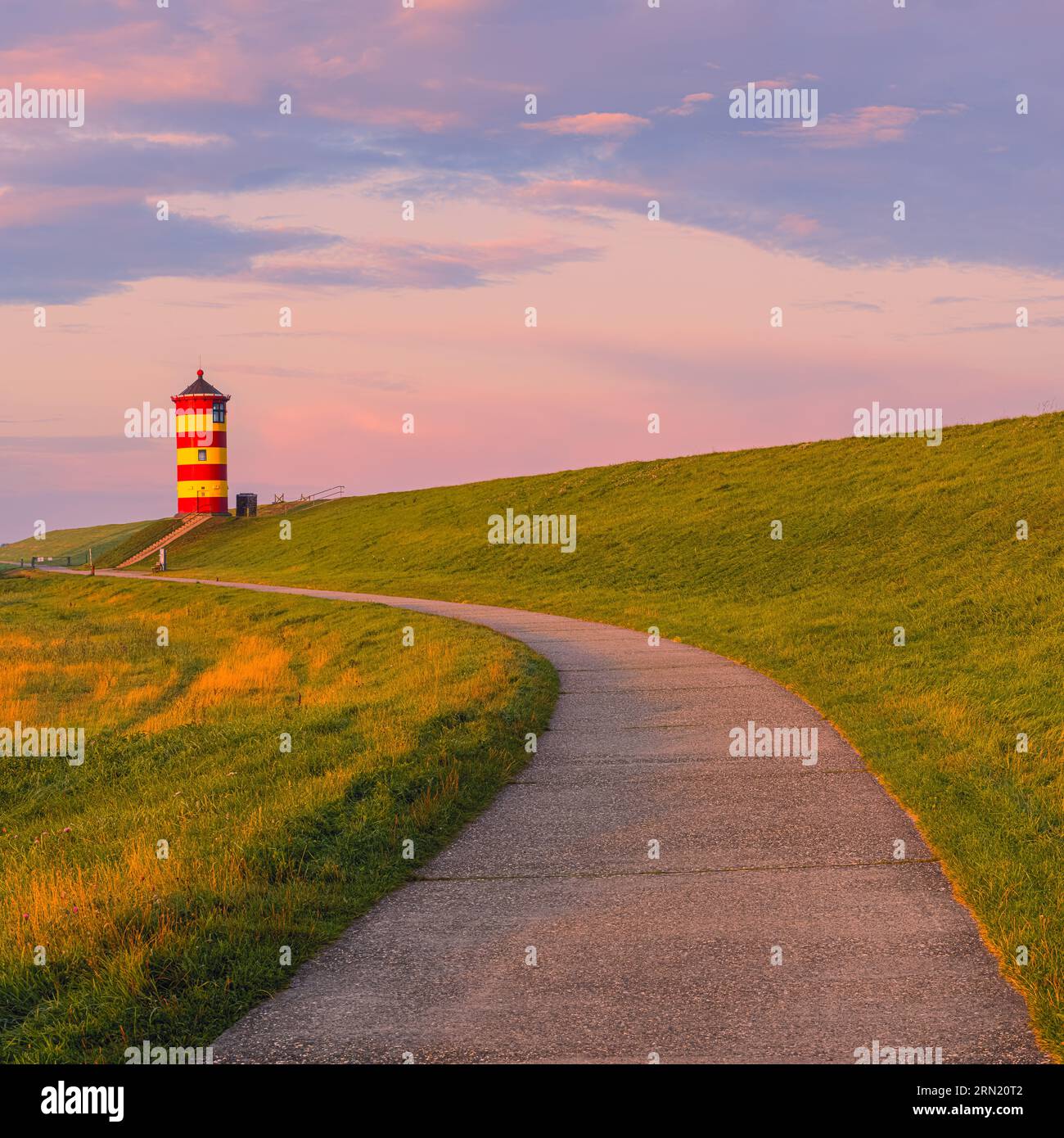Ein quadratisches 1:1-Bild von einem frühen Sommermorgen am Leuchtturm von Pilsum, zwischen Pilsum und Greetsiel am Nordseedeich gelegen, der zu ihm gehört Stockfoto