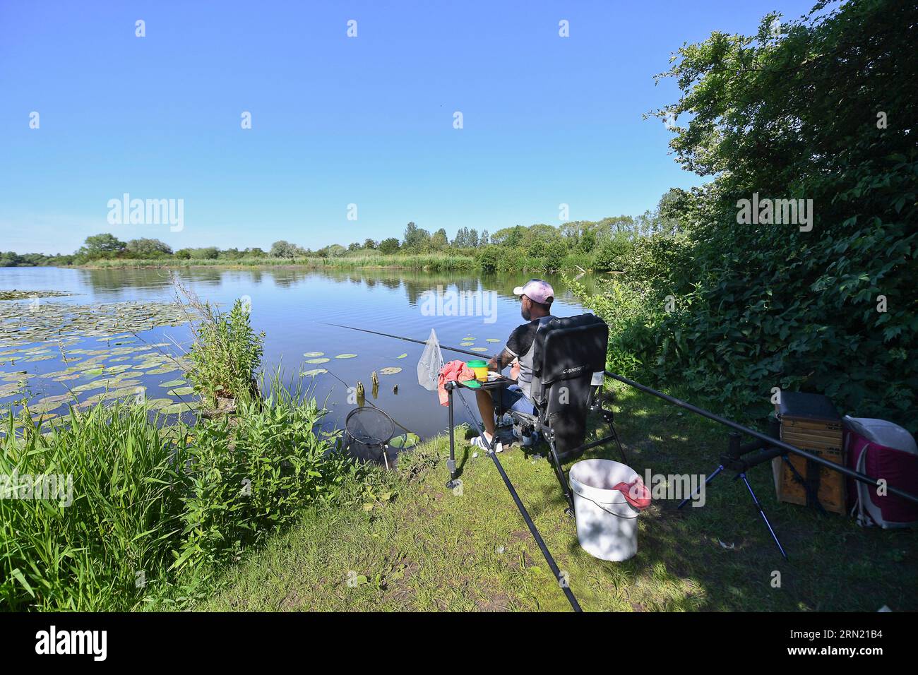 Clairmarais (Nordfrankreich): Angler im Nationalpark Etangs du Romelaere, im Regionalen Naturpark Caps et Marais d'Opale Stockfoto