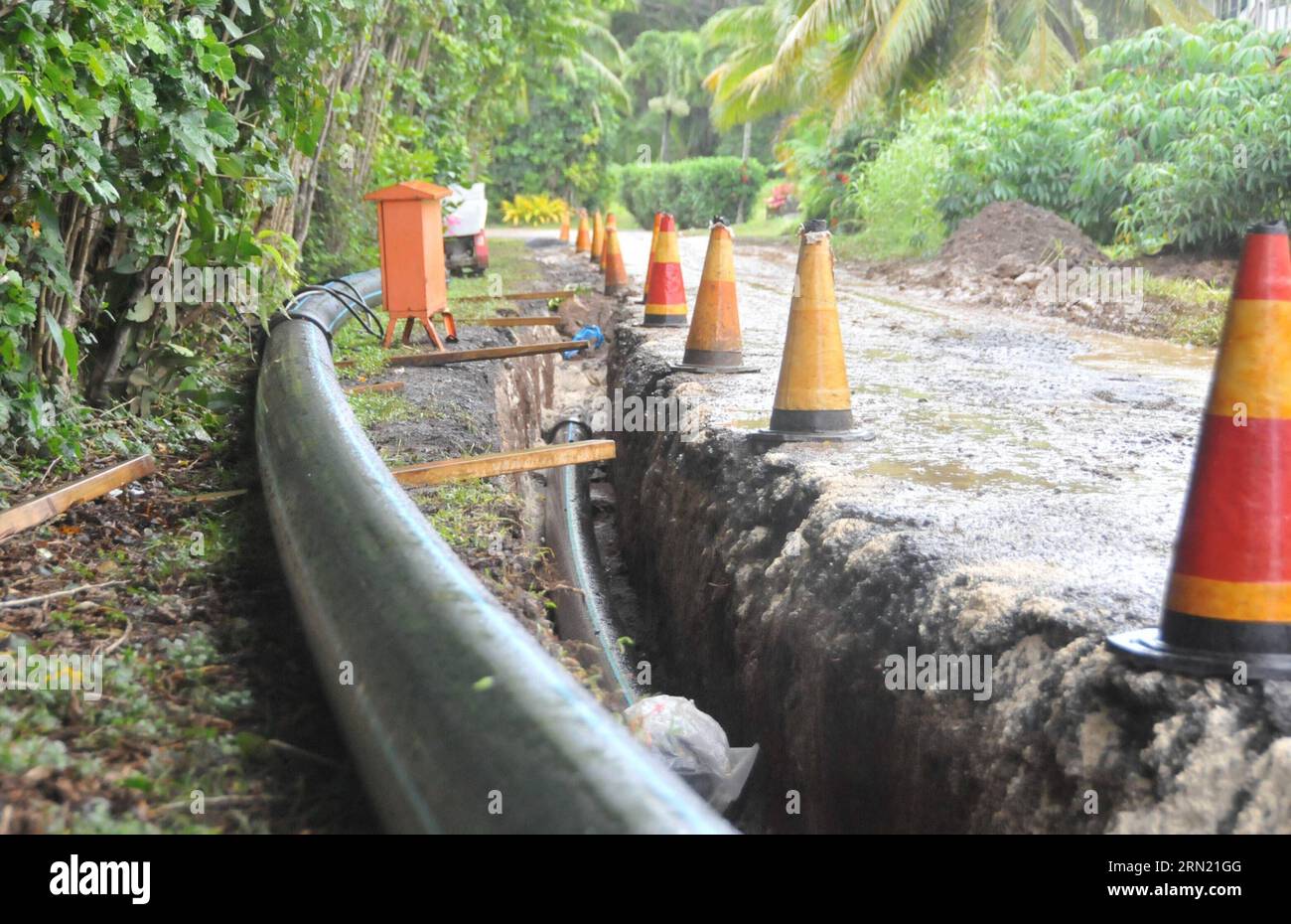(150131) -- RAROTONGA, Cook Islands, 2015 -- Foto aufgenommen am 29. Januar 2015 zeigt die Baustelle eines chinesischen Unternehmens für das Wasserprojekt Rarotonga in Rarotonga, der Hauptinsel der Cook Islands. China, Neuseeland und die Cookinseln haben im Februar 2014 gemeinsam mit dem Bau eines Wasserinfrastrukturprojekts begonnen, um den Menschen in Rarotonga ein verbessertes Wasserleitungssystem zu liefern. ) (srb) COOK ISLANDS-RAROTONGA-WATER PROJECT-CHINESE WORKERS SuxLiang PUBLICATIONxNOTxINxCHN Rarotonga Cook Islands 2015 Foto aufgenommen AM Januar 29 2015 zeigt eine chinesische Baustelle des Unternehmens S von Rarotong Stockfoto