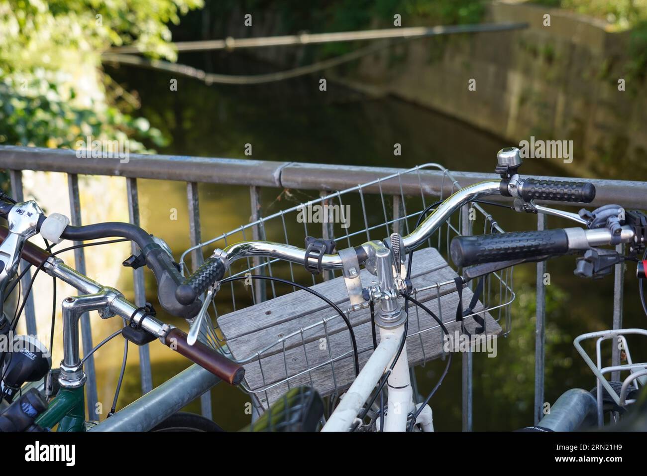 Fahrräder parkten auf einer Straße in der Nähe des Verteilers des Flusses. Stockfoto