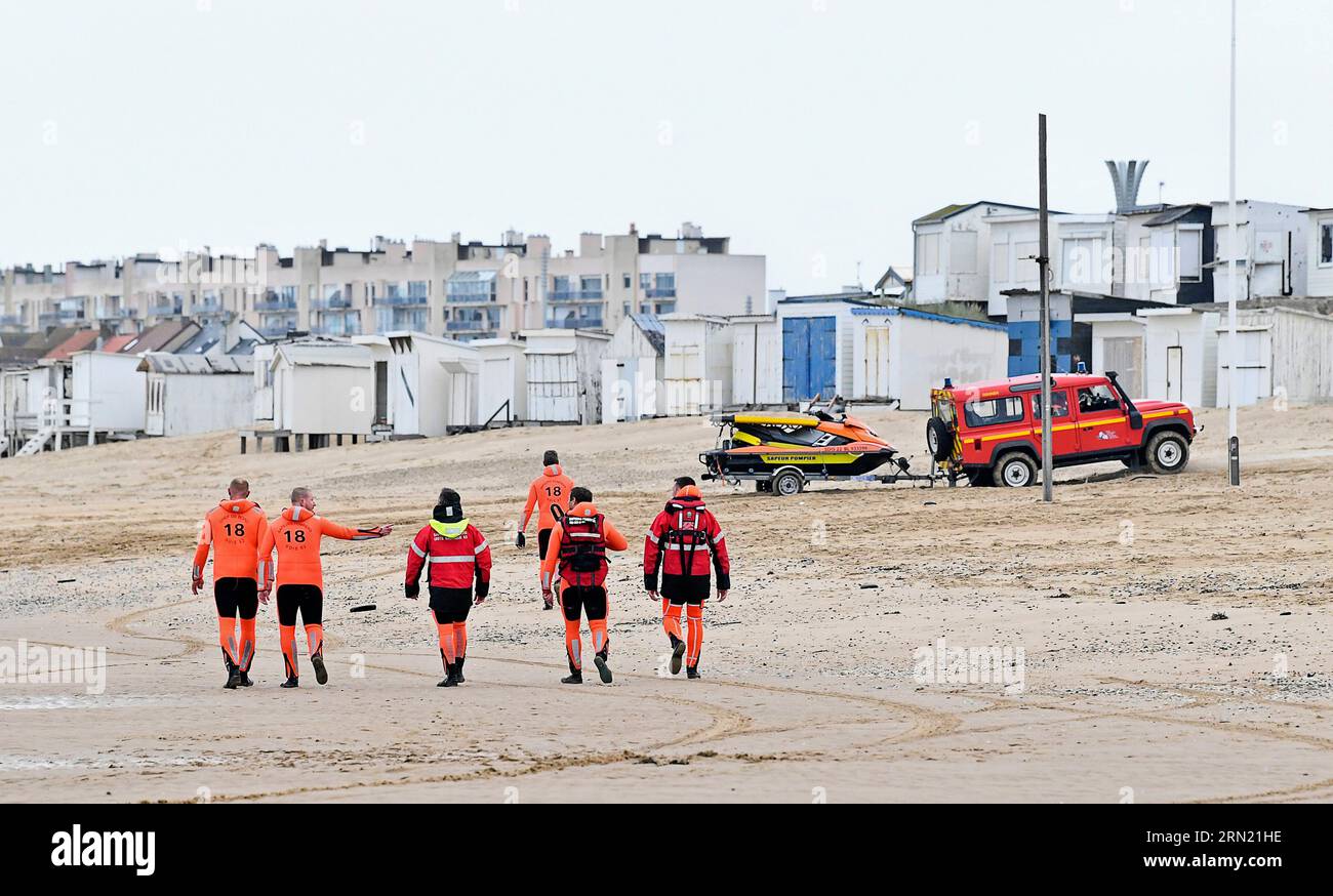 Sangatte Bleriot Plage (Nordfrankreich): Rettungsschwimmer Feuerwehrleute des Feuerwehr- und Notfalldienstes (SDIS 62) am Strand während einer Schulung; Stockfoto