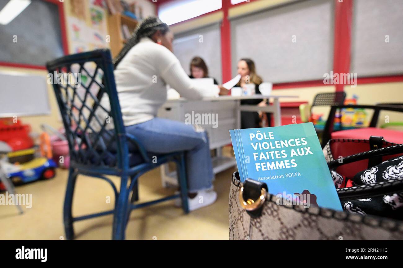 Hazebrouck (Nordfrankreich): Unterstützung von Frauen, die Opfer von Gewalt sind, in den Räumlichkeiten des Solfa-Vereins, Broschüre über Gewalt gegen Frauen Stockfoto