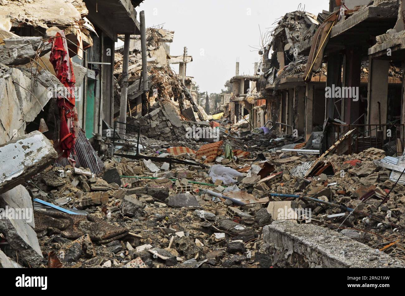 (150131) -- Foto vom 31. Januar 2015 zeigt die syrische Stadt Ayn al-Arab (Kobane) voller beschädigter Gebäude nach einem fünfmonatigen Zusammenstoß zwischen den kurdischen Kämpfern und der militanten Gruppe Islamischer Staat (IS). Die kurdischen Militanten haben die Kontrolle über die überwiegend kurdische Stadt Ayn al-Arab in Nordsyrien erlangt. Eine massive Zerstörung wurde in der Stadt beobachtet, wo fast alle Gebäude während der Luftangriffe zusammenbrachen. Die leeren Straßen werden heute von kurdischen Kämpfern bewacht und kaum noch Zivilisten wurden draußen beobachtet. ) SYRIEN-KOBANE-AYN AL-ARAB-RUINEN CIHAN Stockfoto