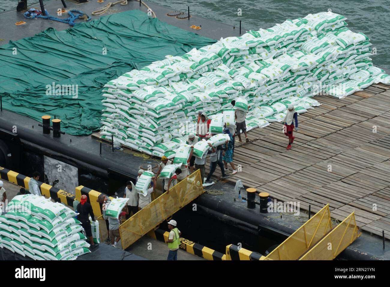 Stevedores beladen das Schiff in Guatemala manuell ohne Kran. Stockfoto