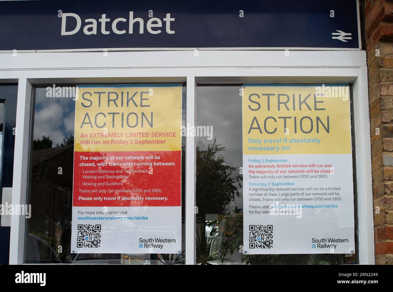 Datchet, Großbritannien. 30. August 2023. Schilder am Ticketschalter in Datchet Railway Station in Berkshire über die bevorstehenden Bahnstreiks. Am 1. Und 2. September 2023 finden in einem laufenden Streit um die Bezahlung und die Schließung von Bahnhofskarten weitere Zugstreiks statt. Das Rail Industry Body, die Rail Delivery Group, hat angekündigt, dass die Pläne zur Schließung der meisten Bahnhöfskassen in England bestätigt wurden. Das ist ein gewaltiger Schlag für die Eisenbahnarbeiter, von denen viele befürchten, dass sie ihre Arbeitsplätze verlieren. Es wird auch von denjenigen kritisiert, die Mobilitätsprobleme haben, Disab Stockfoto