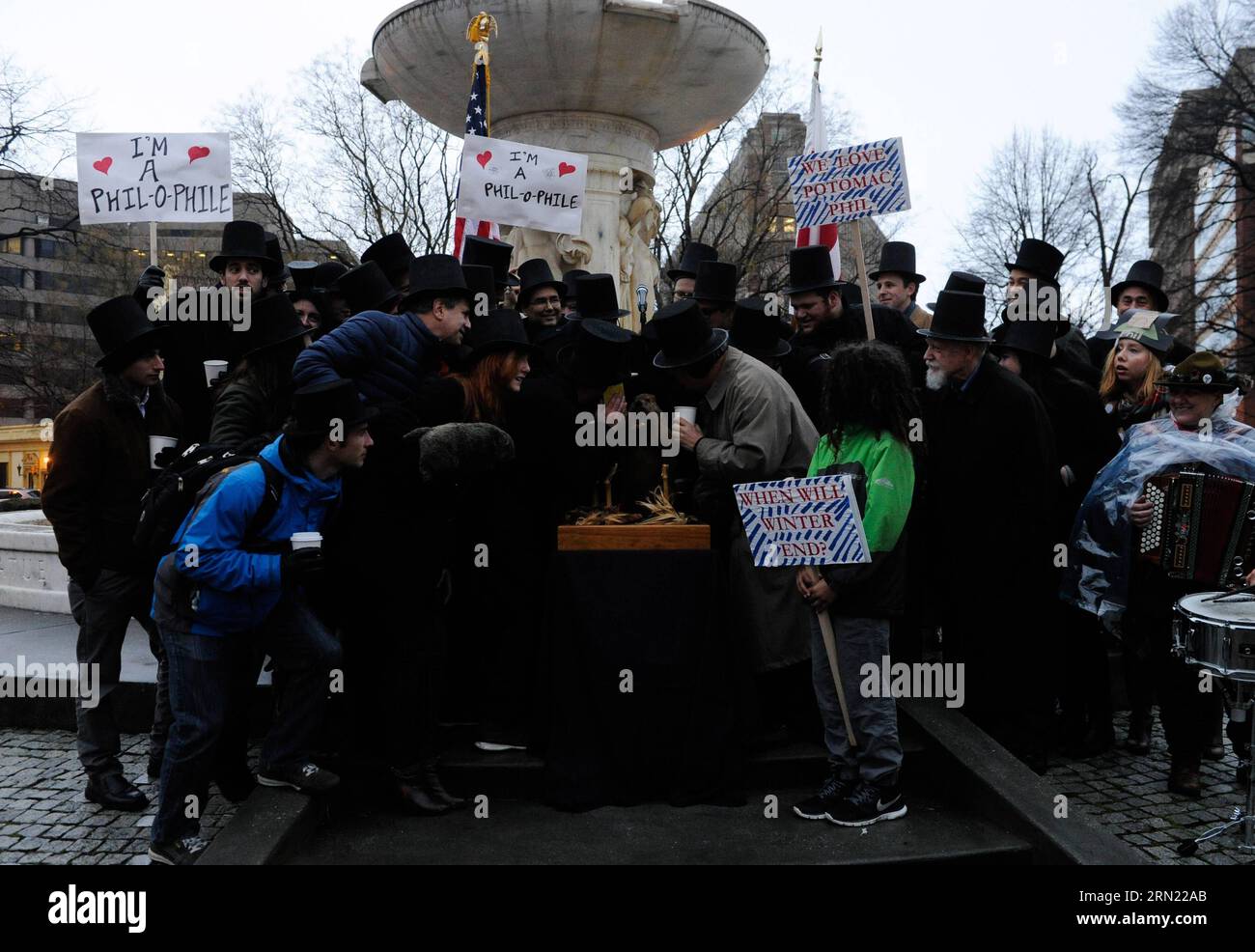 (150202) -- WASHINGTON D.C., 2. Februar 2015 -- die Groundhog Day Celebration findet am Dupont Circle in Washington D.C., Hauptstadt der Vereinigten Staaten, 2. Februar 2015 statt. Potomac Phil aus Washington DC, ein gefülltes Murmeltier-Modell, trat am Montag auf. Das bekannteste Murmeltier in den USA ist Punxsutawney Phil, ein echtes Murmeltier aus Punxsutawney, Pennsylvania. Nach der Tradition hat Punxsutawney Phil am Groundhog Day, wenn er seinen Schatten sieht und zu seinem Loch zurückkehrt, sechs weitere Wochen winterliches Wetter vorhergesagt. Wenn Punxsutawney Phil seinen Schatten nicht sieht, hat er vorhergesagt Stockfoto