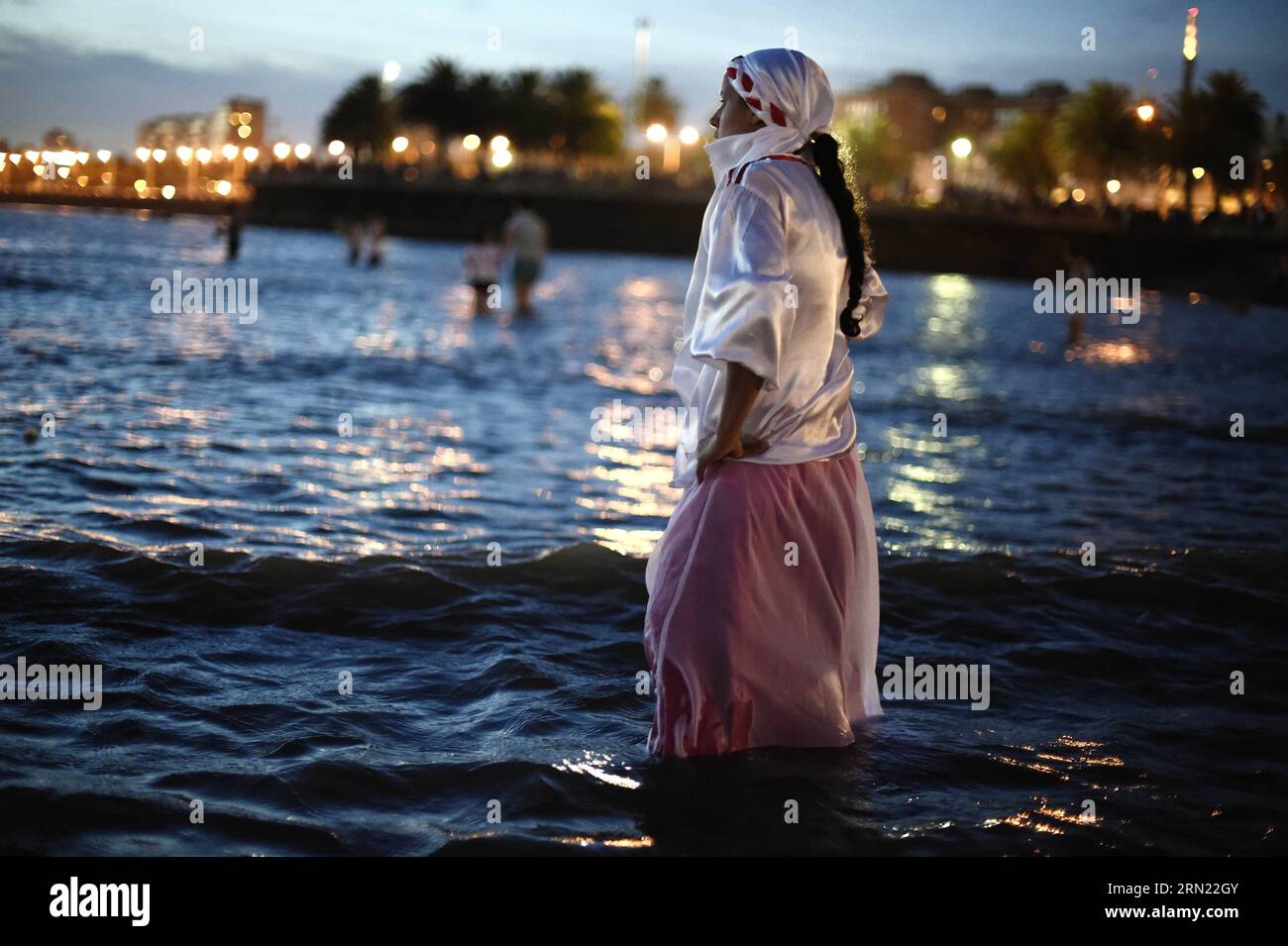 MONTEVIDEO, 2. Februar 2015 -- Eine Frau nimmt an einem Ritual Teil, während des Festes von Iemanja, am Strand von Ramirez, in Montevideo, der Hauptstadt von Uruguay, am 2. Februar 2015. Jeden 2. Februar wird das fest der Iemanja, oder Göttin des Meeres, gefeiert, das die Fruchtbarkeit repräsentiert, und es wird angenommen, dass sie die Beschützerin der Schiffe und Fischer sowie die Besitzerin der Früchte des Meeres ist, laut der lokalen Presse. ) URUGUAY-MONTEVIDEO-SOCIETY-FESTIVAL NICOLASxCELAYA PUBLICATIONxNOTxINxCHN Montevideo 2. Februar 2015 eine Frau nimmt an einem Ritual während des Festes von Iemanja am Strand von Ramirez in Mont Teil Stockfoto