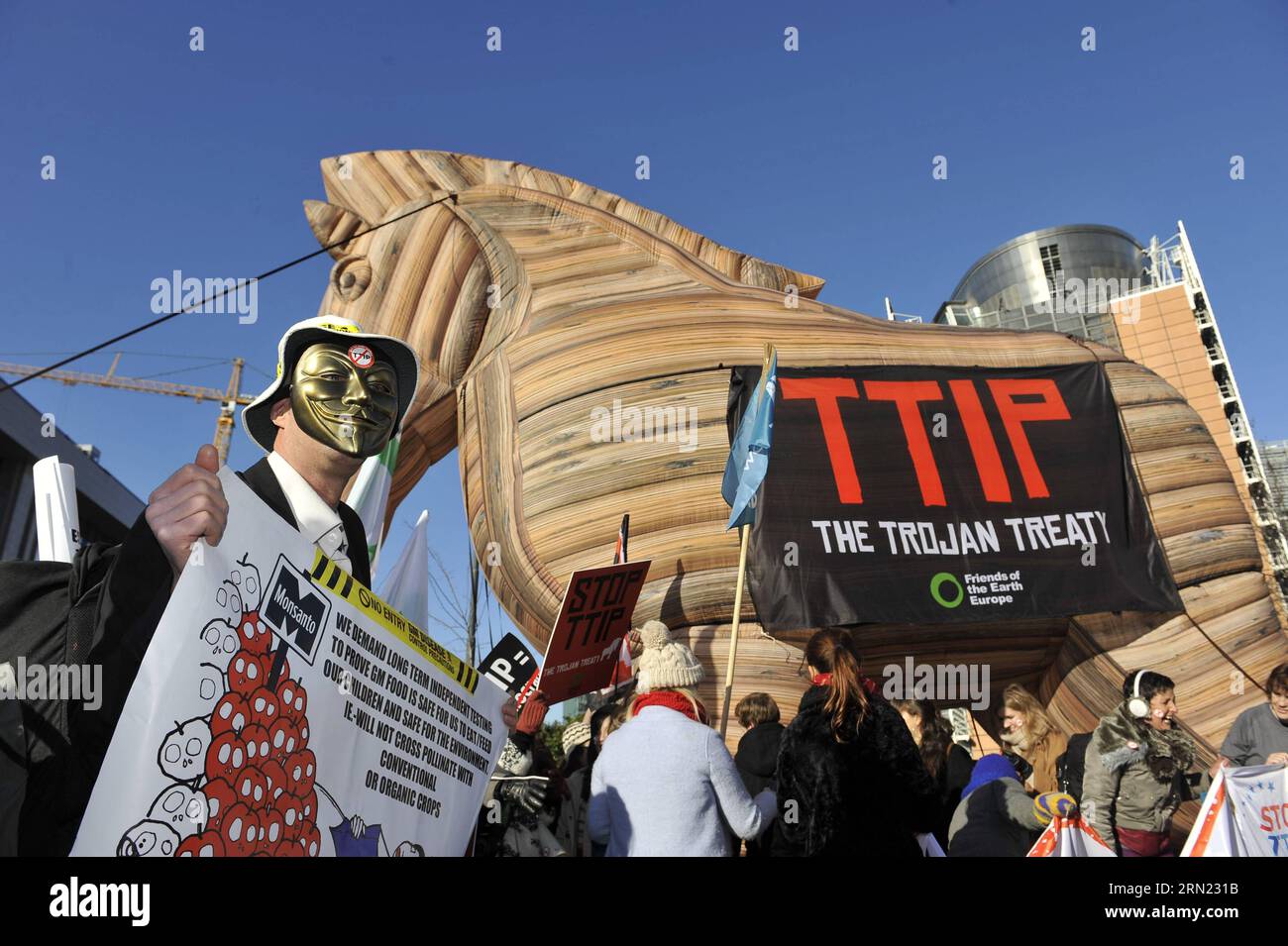 (150204) -- BRÜSSEL, 4. Februar 2015 -- Aktivisten nehmen an einer Kundgebung zur Anti-Transatlantischen Handels- und Investitionspartnerschaft (TTIP) vor dem EU-Hauptsitz in Brüssel, Belgien, am 4. Februar 2015 Teil. ) BELGIEN-BRÜSSEL-EU-ANTI-TTIP-RALLY YexPingfan PUBLICATIONxNOTxINxCHN Brüssel 4. Februar 2015 Aktivisten nehmen an der Anti-Transatlantischen Handels- und Investitionspartnerschaft TTIP-Rally vor dem EU-Hauptsitz in Belgien 4. Februar 2015 Belgien Brüssel EU Anti-TTIP-Rally PUBLICATIONxNOTxINxCHN Teil Stockfoto