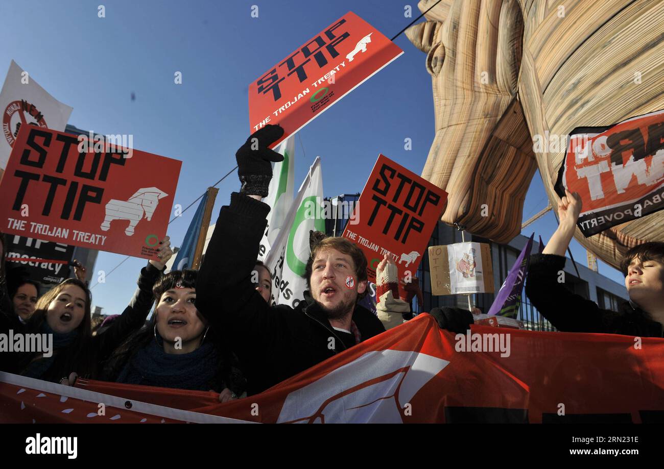 (150204) -- BRÜSSEL, 4. Februar 2015 -- Aktivisten nehmen an einer Kundgebung zur Anti-Transatlantischen Handels- und Investitionspartnerschaft (TTIP) vor dem EU-Hauptsitz in Brüssel, Belgien, am 4. Februar 2015 Teil. ) BELGIEN-BRÜSSEL-EU-ANTI-TTIP-RALLY YexPingfan PUBLICATIONxNOTxINxCHN Brüssel 4. Februar 2015 Aktivisten nehmen an der Anti-Transatlantischen Handels- und Investitionspartnerschaft TTIP-Rally vor dem EU-Hauptsitz in Belgien 4. Februar 2015 Belgien Brüssel EU Anti-TTIP-Rally PUBLICATIONxNOTxINxCHN Teil Stockfoto