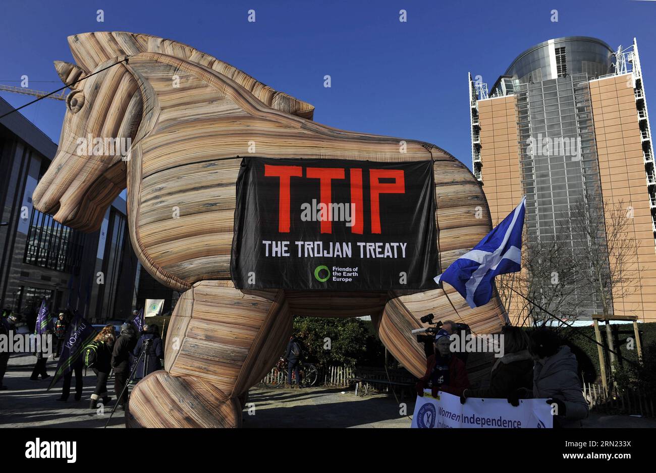 (150204) -- BRÜSSEL, 4. Februar 2015 -- Foto teken am 4. Februar 2015 zeigt ein aufblasbares Modell der Trojaner vor dem EU-Hauptsitz in Brussles, Belgien, während einer Kundgebung zur Anti-Transatlantischen Handels- und Investitionspartnerschaft (TTIP). ) BELGIEN-BRÜSSEL-EU-ANTI-TTIP-RALLY YexPingfan PUBLICATIONxNOTxINxCHN Brüssel 4. Februar 2015 Foto AM 4. Februar 2015 zeigt ein aufblasbares Trojans-Modell vor dem EU-Hauptsitz in Belgien während der Anti-transatlantischen Handels- und Investitionspartnerschaft TTIP Rally Belgien Brüssel EU Anti-TTIP Rally PUBLICATIONxNOTxINxCHN Stockfoto