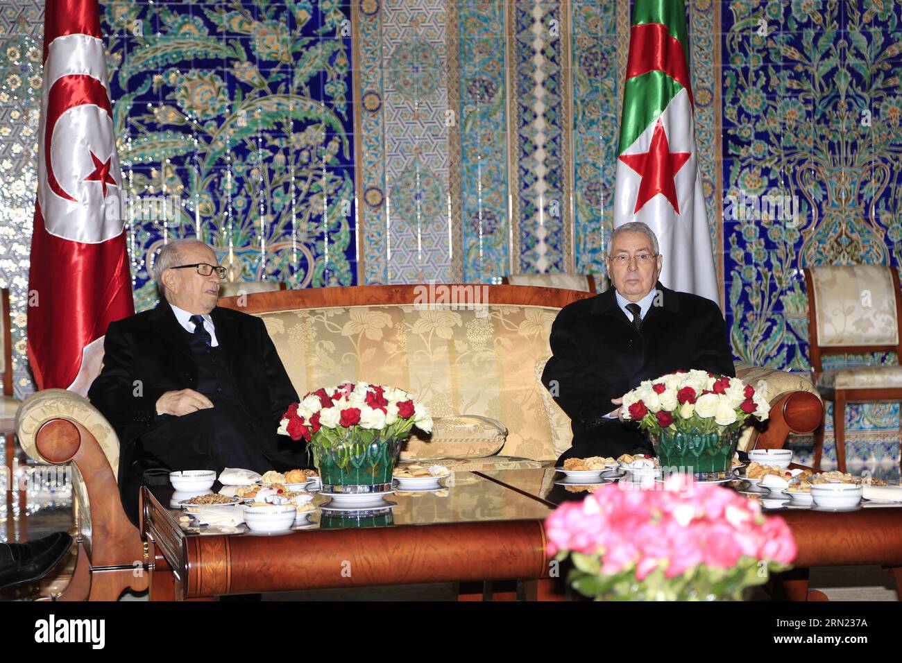 (150204) -- ALGIER, 4. Februar 2015 () -- Abdelkader Bensalah (R), Sprecher des Oberhauses des algerischen parlaments, trifft sich mit dem tunesischen Präsidenten Beji Caid Essebsi in Algier, der Hauptstadt Algeriens, am 4. Februar 2015. Der tunesische Präsident Beji Caid Essebsi begann am Mittwoch einen zweitägigen Besuch in Algerien, um die bilaterale Zusammenarbeit zu stärken und die Konsultationen über ihre Sicherheitskoordinierung angesichts der wachsenden Bedrohung durch Terrorgruppen an der Grenze fortzusetzen. () ALGERIEN-ALGIER-TUNESIEN-PRÄSIDENT-BESUCH Xinhua PUBLICATIONxNOTxINxCHN Algier 4. Februar 2015 Abdel Kader Bensalah r Sprecher des Oberhauses von Alg Stockfoto