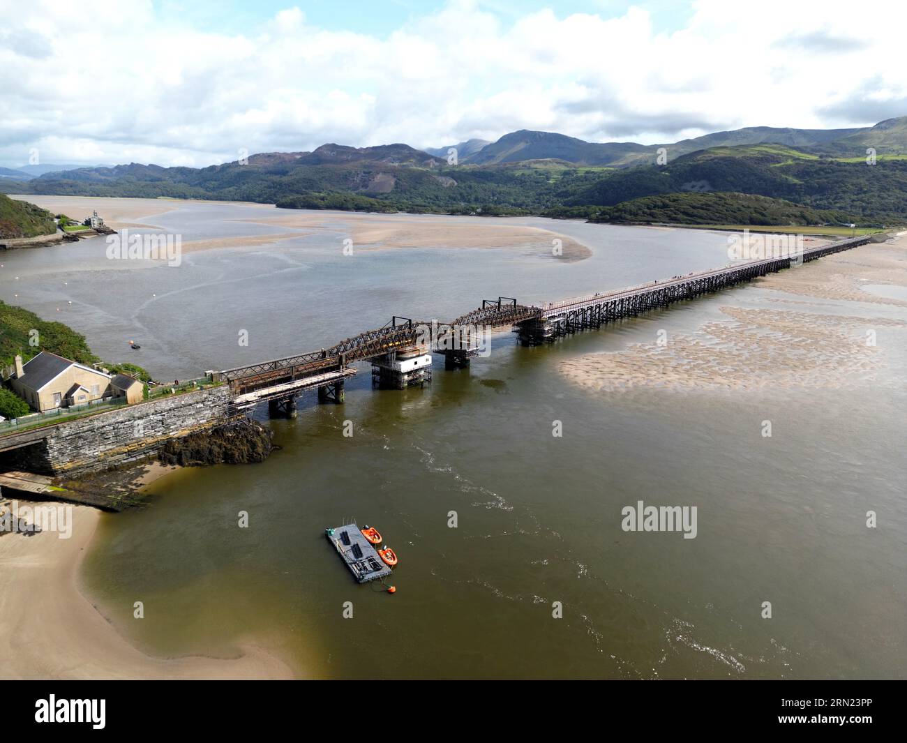 Eine Drohnenansicht der berühmten Barmouth-Brücke, deren Restaurierungsarbeiten kurz vor der Installation der neuen Stahlbrücke im Gange sind. 30. August 2023 Stockfoto
