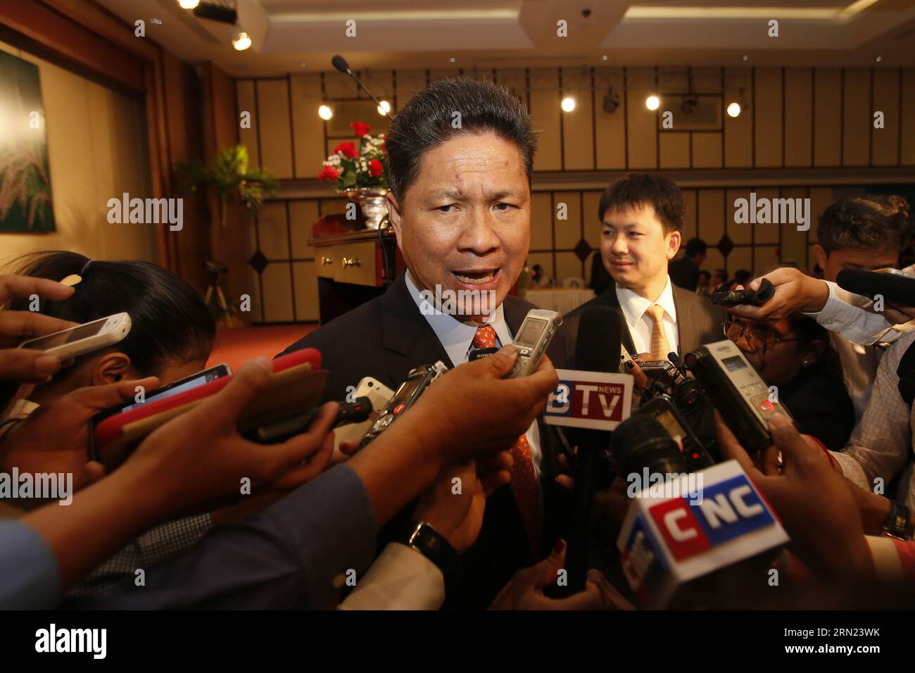 (150206) -- PHNOM PENH, 6. Februar 2015 -- kambodschanischer Handelsminister Sun Chanthol (C) spricht in Phnom Penh, Kambodscha, 6. Februar 2015 vor Medien. Sun Chanthol sagte am Freitag, dass es unwahrscheinlich ist, dass das Land sein selbst auferlegtes Ziel, bis 2015 eine Million Tonnen geschliffenen Reis zu exportieren, aufgrund fehlender Mahlkapazitäten und finanzieller Mittel erreichen wird. ) (lmz) KAMBODSCHA-PHNOM PENH-REIS-EXPORT Phearum PUBLICATIONxNOTxINxCHN Phnom Penh 6. Februar 2015 kambodschanische Handelsminister Sun C spricht mit Medien in Phnom Penh Kambodscha 6. Februar 2015 so sagte Freitag Thatcher das Land werde sein selbst auferlegtes Ziel nicht erreichen o Stockfoto