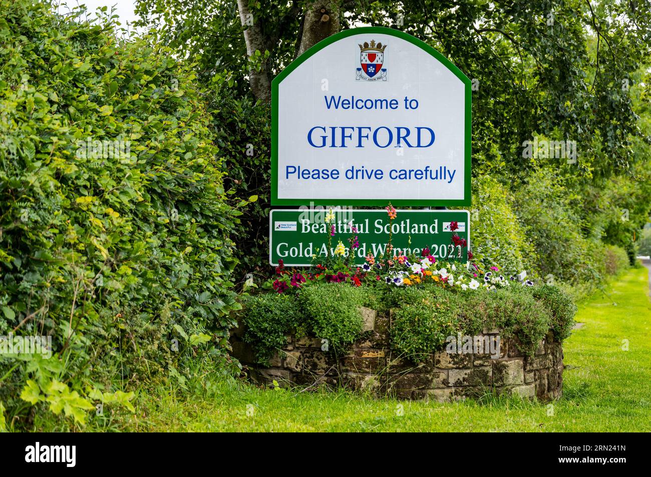 Willkommen im Gifford Village Schild auf der Landstraße, East Lothian, Schottland, Großbritannien Stockfoto