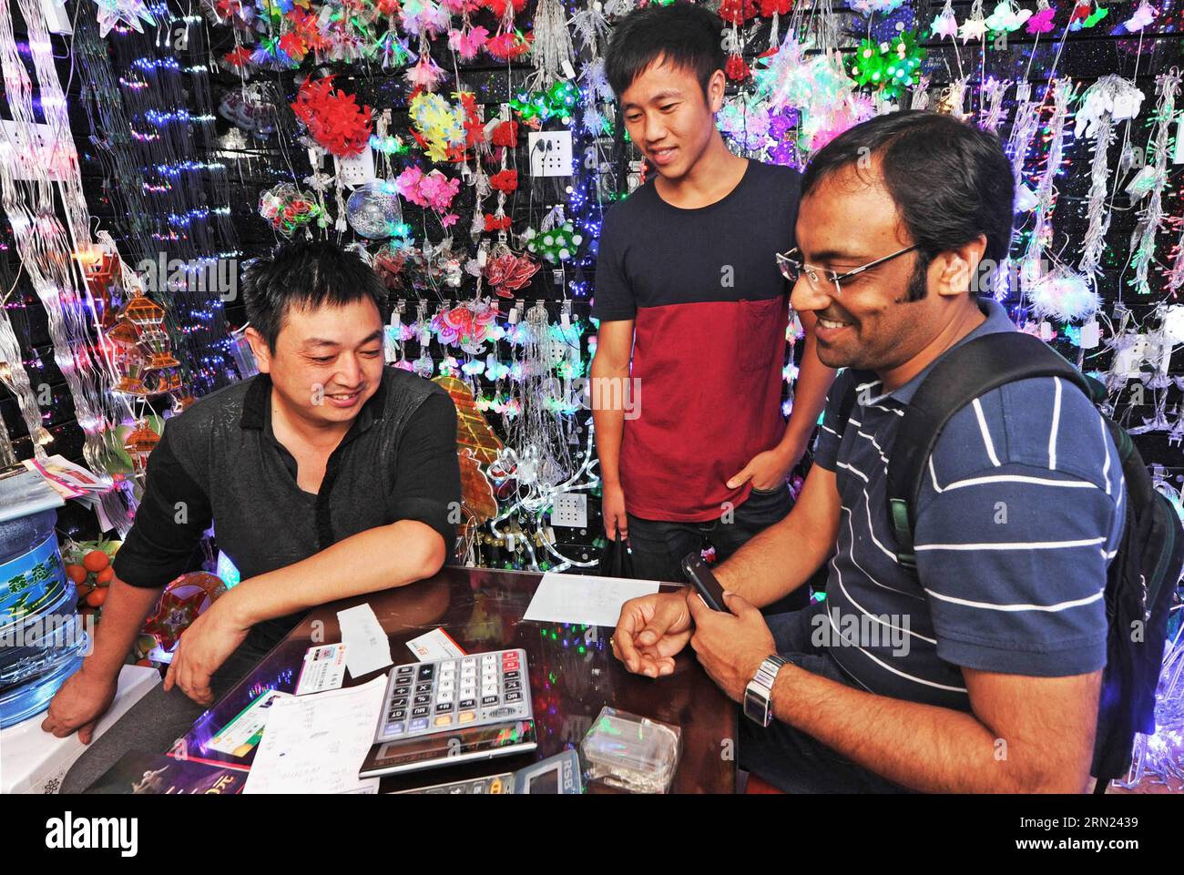 (150207) -- HANGZHOU -- der indische Geschäftsmann Ajay (1. R) bestellt Waren im Yiwu International Trade Mart in der Stadt Yiwu, ostchinesische Provinz Zhejiang, 22. September 2014. Nach den neuesten Statistiken von Yiwu Customs erreichte das gesamte Export-Import-Volumen von Yiwu 148,6 Milliarden Yuan (23,76 Milliarden US-Dollar) im Jahr 2014 und stieg damit um 28,6 Prozent gegenüber dem Vorjahr. Die Exporte von Yiwu erreichten 2014 145,64 Milliarden Yuan (etwa 23,3 Milliarden US-Dollar), was einem Anstieg von 28,8 Prozent gegenüber dem Vorjahr entspricht, und die Importe von Yiwu im Jahr 2014 erreichten 2,96 Milliarden Yuan (473,6 Millionen US-Dollar), was einem Anstieg von 1 entspricht Stockfoto (150207) -- HANGZHOU -- der indische Geschäftsmann Ajay (1. R) bestellt Waren im Yiwu International Trade Mart in der Stadt Yiwu, ostchinesische Provinz Zhejiang, 22. September 2014. Nach den neuesten Statistiken von Yiwu Customs erreichte das gesamte Export-Import-Volumen von Yiwu 148,6 Milliarden Yuan (23,76 Milliarden US-Dollar) im Jahr 2014 und stieg damit um 28,6 Prozent gegenüber dem Vorjahr. Die Exporte von Yiwu erreichten 2014 145,64 Milliarden Yuan (etwa 23,3 Milliarden US-Dollar), was einem Anstieg von 28,8 Prozent gegenüber dem Vorjahr entspricht, und die Importe von Yiwu im Jahr 2014 erreichten 2,96 Milliarden Yuan (473,6 Millionen US-Dollar), was einem Anstieg von 1 entspricht Stockfoto