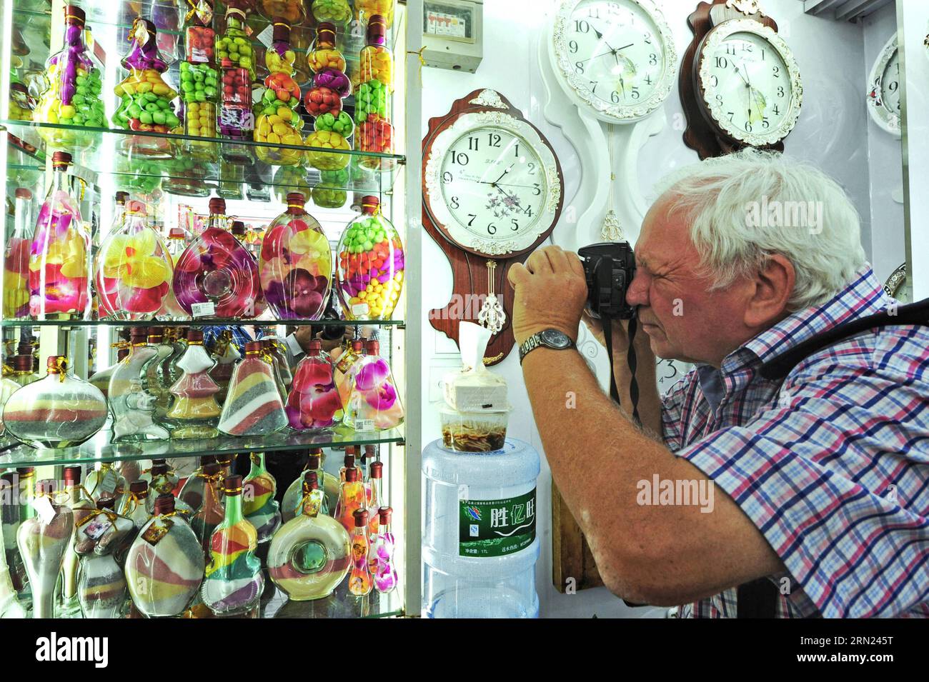 (150207) -- HANGZHOU -- der dänische Geschäftsmann Bent Knudsen fotografiert die Waren, die er im Yiwu International Trade Mart in der Stadt Yiwu in der ostchinesischen Provinz Zhejiang am 1. August 2014 bestellen wollte. Nach den neuesten Statistiken von Yiwu Customs erreichte das gesamte Export-Import-Volumen von Yiwu 148,6 Milliarden Yuan (23,76 Milliarden US-Dollar) im Jahr 2014 und stieg damit um 28,6 Prozent gegenüber dem Vorjahr. Die Exporte von Yiwu erreichten 2014 145,64 Milliarden Yuan (etwa 23,3 Milliarden US-Dollar), was einem Anstieg von 28,8 Prozent gegenüber dem Vorjahr entspricht, und die Importe von Yiwu im Jahr 2014 erreichten 2,96 Milliarden Yuan (473,6 Mill.) Stockfoto (150207) -- HANGZHOU -- der dänische Geschäftsmann Bent Knudsen fotografiert die Waren, die er im Yiwu International Trade Mart in der Stadt Yiwu in der ostchinesischen Provinz Zhejiang am 1. August 2014 bestellen wollte. Nach den neuesten Statistiken von Yiwu Customs erreichte das gesamte Export-Import-Volumen von Yiwu 148,6 Milliarden Yuan (23,76 Milliarden US-Dollar) im Jahr 2014 und stieg damit um 28,6 Prozent gegenüber dem Vorjahr. Die Exporte von Yiwu erreichten 2014 145,64 Milliarden Yuan (etwa 23,3 Milliarden US-Dollar), was einem Anstieg von 28,8 Prozent gegenüber dem Vorjahr entspricht, und die Importe von Yiwu im Jahr 2014 erreichten 2,96 Milliarden Yuan (473,6 Mill.) Stockfoto