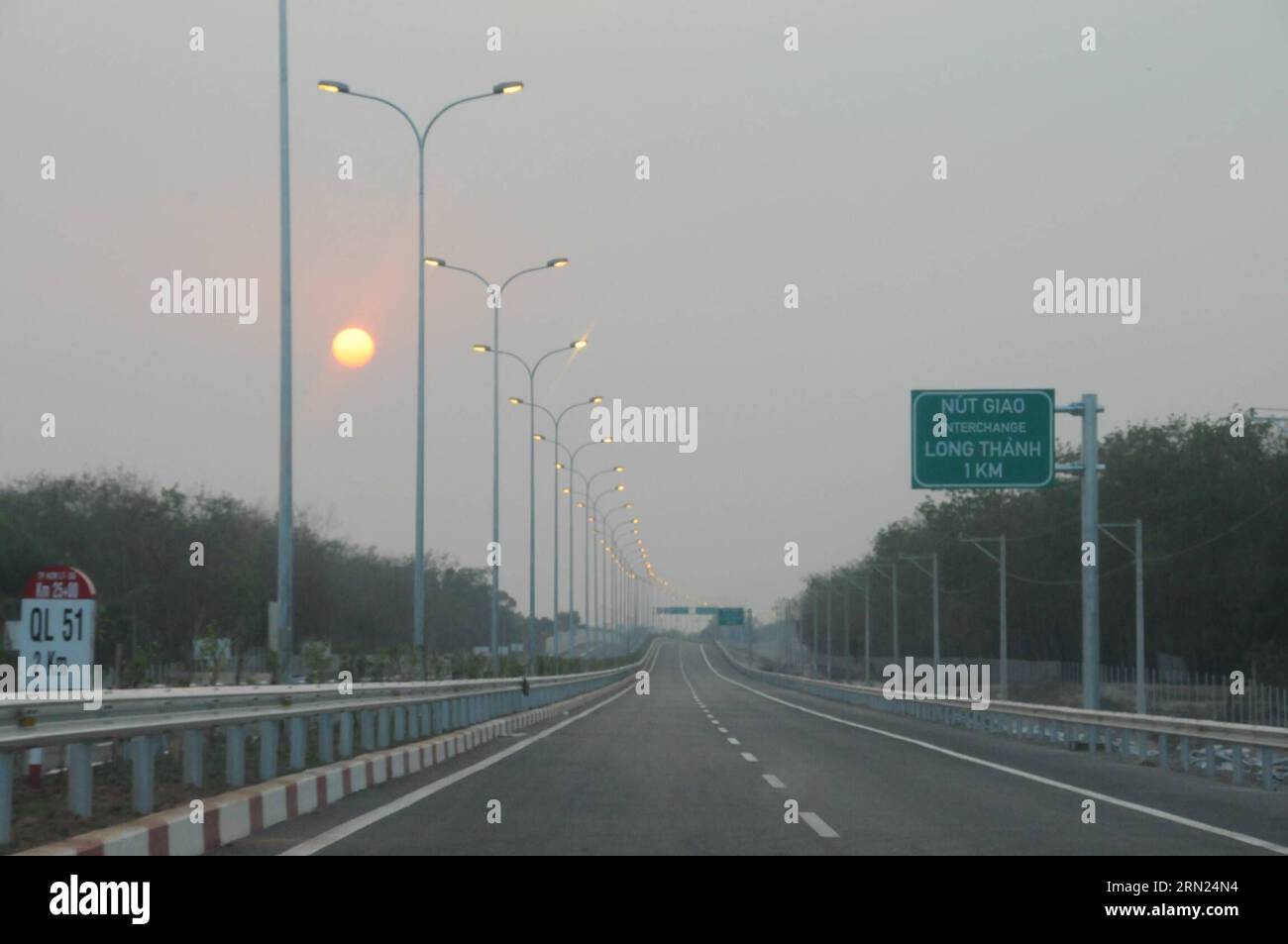 (150208) -- HO CHI MINH CITY, 8. Februar 2015 -- Foto vom 7. Februar 2015 zeigt die Schnellstraße zwischen Ho Chi Minh (HCM) City-Long Thanh-Dau Giay in Südvietnam. Die gesamte 55 km lange Schnellstraße wird am 8. Februar für den Verkehr geöffnet und wird laut einer Pressemitteilung der Vietnam Expressway Company (VEC) am Samstag zur modernsten dieser Art, die bisher im Land betrieben wird. ) VIETNAM-HO CHI MINH CITY-MODERN EXPRESSWAY-OPEN HuangxSexFang PUBLICATIONxNOTxINxCHN Ho Chi Minh CITY 8. Februar 2015 Foto aufgenommen AM 7. Februar 2015 zeigt den Expressway, der Ho Chi Minh HCM City Long Thanh Dau in Süd VI verbindet Stockfoto