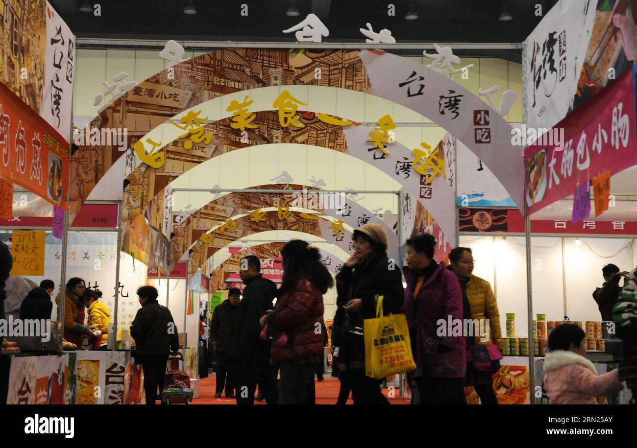 (150210) -- ZHENGZHOU, 10. Februar 2015 -- Bewohner besuchen eine Taiwan Cuisine Street auf einer Einkaufsmesse für das kommende Frühlingsfest in Zhengzhou, Hauptstadt der zentralchinesischen Provinz Henan, 10. Februar 2015. Mehr als 100 Unternehmen und Supermärkte nahmen an der Messe Teil, um den Anwohnern Lebensmittel und Bedarfsartikel zur Verfügung zu stellen. ) (lfj) CHINA-HENAN-ZHENGZHOU-SHOPPING FAIR (CN) ZhuxXiang PUBLICATIONxNOTxINxCHN Zhengzhou 10. Februar 2015 Einwohner besuchen eine TAIWAN Cuisine Street AUF einem Shopping Fair Hero für das kommende Frühlingsfest in Zhengzhou Hauptstadt von Zentralchina Provinz S Henan 10. Februar 2015 mehr als Stockfoto