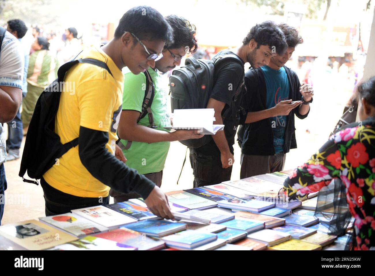 Besucher wählen Bücher an einem Stand während der Amar Ekushy Buchmesse in Dhaka, Bangladesch, 10. Februar 2015. Die Amar Ekushey Boi Mela, die größte Buchmesse in Bangladesch, dauert vom 1. Februar bis zum 28. Februar. ) BANGLADESCH-DHAKA-BUCHMESSE SharifulxIslam PUBLICATIONxNOTxINxCHN Besucher wählen Bücher in einem Stall während der Amar Ekushy Buchmesse in Dhaka Bangladesch 10. Februar 2015 die Amar Ekushey Boi Mela die größte Buchmesse in Bangladesch vom 1. Februar bis 28. Februar Bangladesch Dhaka Buchmesse PUBLICATIONxNOTxINxCHN Stockfoto