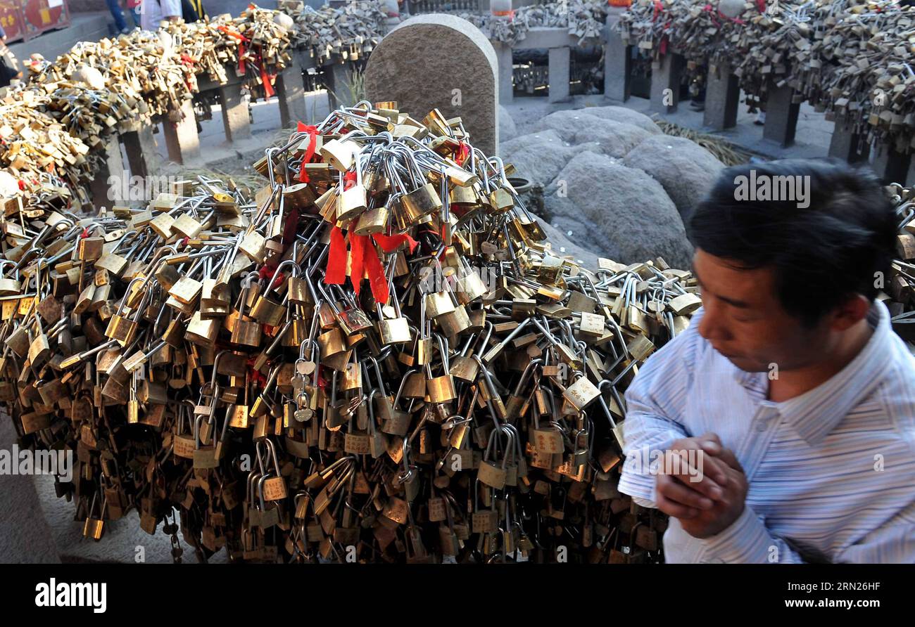 (150213) -- ZHENGZHOU, 13. Februar 2015 -- Foto aufgenommen am 29. Oktober 2009 zeigt Liebesschlösser auf dem Berg Taishan in der ostchinesischen Provinz Shandong. Love Locks , die normalerweise an malerischen Orten in China zu sehen sind und mit den Namen der Liebenden geschrieben sind, symbolisieren die Liebe zur Treue und Aufrichtigkeit für einander. ) (Zwx) CHINA- LOVE LOCKS (CN) WangxSong PUBLICATIONxNOTxINxCHN Zhengzhou Feb 13 2015 Foto aufgenommen AM OCT 29 2009 zeigt Love Locks AUF dem Taishan Berg in Ostchina Provinz S Shan Dong Love Locks normalerweise Seen in malerischen Orten in China und geschrieben mit den Namen der Liebhaber symbolisieren Liebe von loyalt Stockfoto