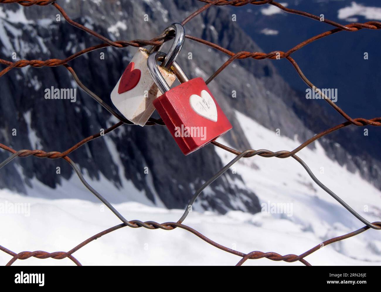 (150213) -- ZHENGZHOU, 13. Februar 2015 -- Foto aufgenommen am 29. Januar 2015 zeigt Liebesschlösser auf dem Drahtgeflecht auf dem Yulong Snow Mountain in der südwestchinesischen Provinz Yunnan. Love Locks , die normalerweise an malerischen Orten in China zu sehen sind und mit den Namen der Liebenden geschrieben sind, symbolisieren die Liebe zur Treue und Aufrichtigkeit für einander. ) (Zwx) CHINA- LOVE LOCKS (CN) WangxSong PUBLICATIONxNOTxINxCHN Zhengzhou Feb 13 2015 Foto aufgenommen AM Januar 29 2015 zeigt Love Locks AUF dem Drahtgeflecht AUF dem Yulong Snow Mountain im Südwesten Chinas S Yunnan Province Love Locks normalerweise Seen in malerischen Spots in China und geschrieben Stockfoto