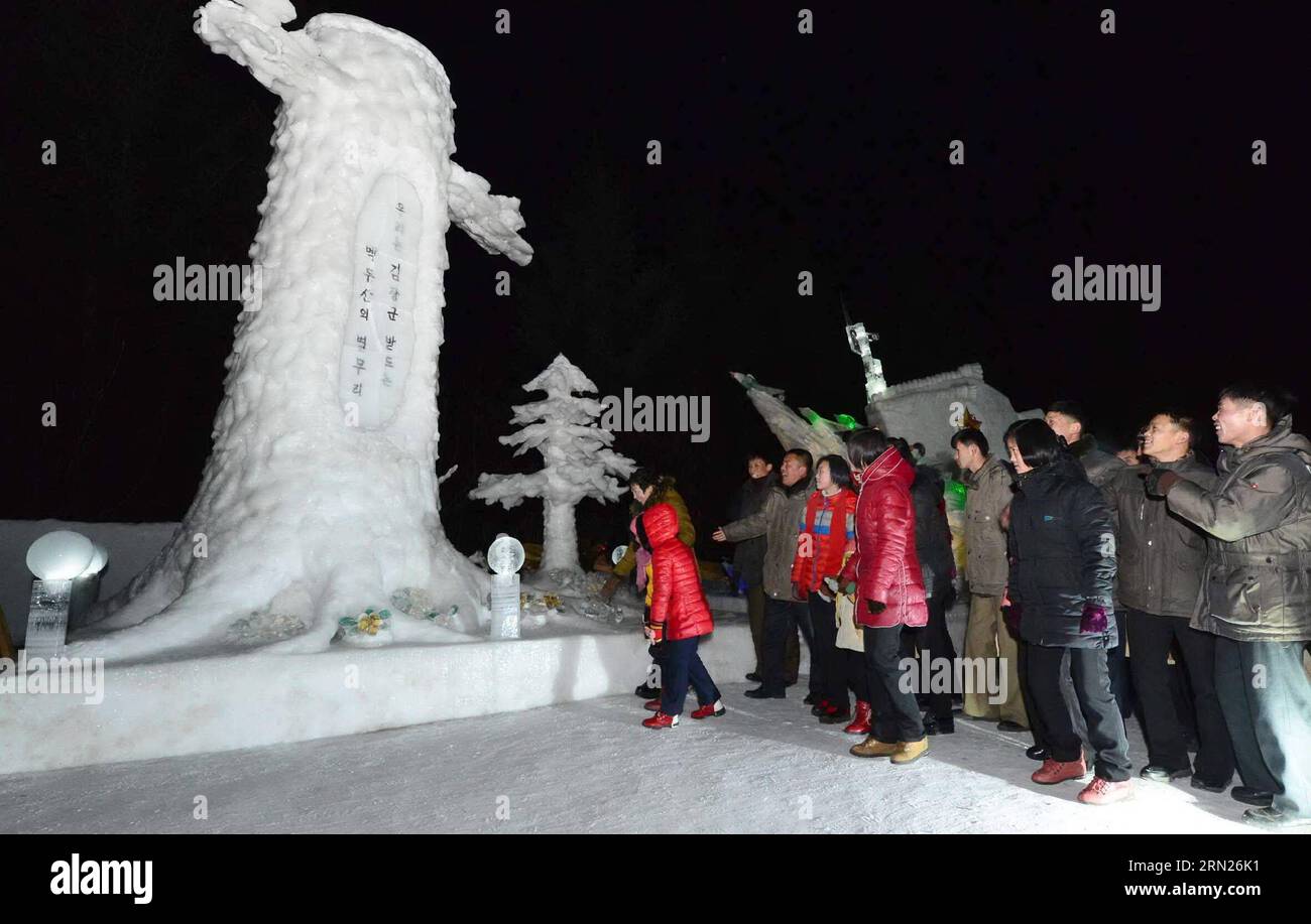 (150213) -- PJÖNGJANG, 13. Februar 2015 -- Foto der Koreanischen Zentralnachrichtenagentur () am 13. Februar 2015 zeigt das Eisskulpturenfestival, das den Geburtstag des verstorbenen Vorsitzenden der Demokratischen Volksrepublik Korea (DVRK) Kim Jong Il feiert, der vom 5. Februar im Samjiyon County, Provinz Ryanggang, stattfindet. ) DPRK-RYANGGANG-ICE SCULPTURE FESTIVAL-BIRTH ANNIVERSARY-KIM JONG IL KCNA PUBLICATIONxNOTxINxCHN Pyongyang 13. Februar 2015 Foto bereitgestellt von der Koreanischen Zentralnachrichtenagentur AM 13. Februar 2015 zeigt das ICE Sculpture Festival, das den Geburtstag des verstorbenen Anführers der Demokratischen Promis feiert Stockfoto