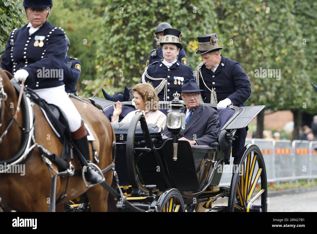 König Carl XVI. Gustaf und Königin Silvia kommen am 31. August 2023 in Radhustorget in Umea während des königlichen Besuchs im Vasterbotten County in Schweden an, um HM das 50. Jubiläum des Königs zu feiern. Foto: Christine Olsson /TT / Code 10430 Stockfoto