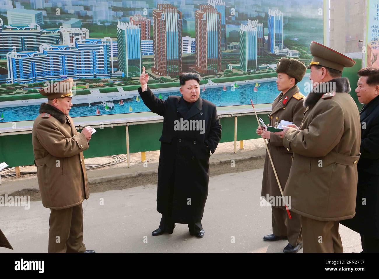 (150215) -- PJÖNGJANG, 15. Februar 2015 -- Foto der zentralen Nachrichtenagentur der Republik Korea () am 15. Februar 2015 zeigt den Spitzenführer der Demokratischen Volksrepublik Korea (DVRK) Kim Jong UN (2. L) vor kurzem den Bau der Mirae Scientists Street in Pjöngjang inspizieren, nachdem er ihn aus der Vogelperspektive von seinem Spezialflugzeug aus gesehen hatte. Nachdem Kim Jong UN über die Bauarbeiten informiert worden war, bevor er einen Plan mit der Vogelperspektive der Straße vorlegte, ging Kim Jong UN um Wohnung Nr. 1 im zweiten Stock des Blocks Nr. 77, der geothermischen Wasserpumpstation und verschiedenen anderen Orten, um mehr über die erste Phase c zu erfahren Stockfoto