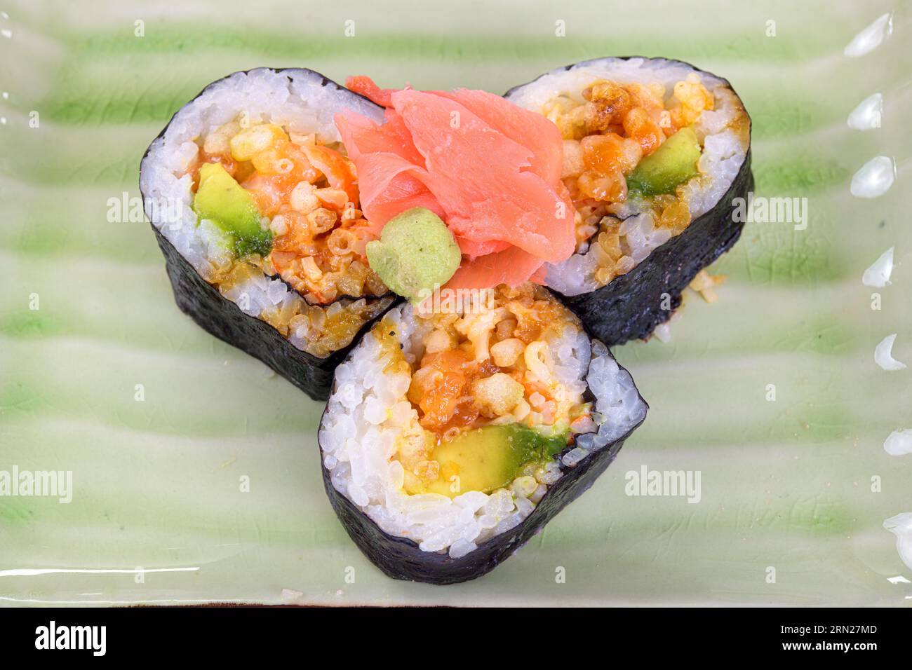Hoher Blickwinkel auf Sushi-Speisen im Keramiktablett Stockfoto