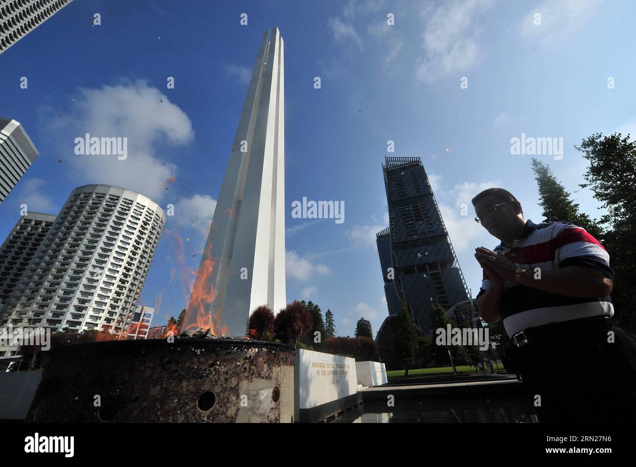 (150215) -- SINGAPUR, 15. Februar 2015 -- am 15. Februar 2015 nehmen Menschen am Kriegsgedenkengottesdienst im war Memorial Park in Singapur Teil. Die Chinesische Industrie- und Handelskammer Singapurs (SCCCI) hielt am Sonntag den 48. Kriegsgedenkgottesdienst zum Gedenken an die zivilen Opfer der japanischen Besatzung ab. SINGAPUR-JAPANISCHE BESATZUNGSKRIEG MEMORIAL ThenxChihxWey PUBLICATIONxNOTxINxCHN 150215 Singapur 15. Februar 2015 Prominente besuchen den was Memorial Service IM Singapur S was Memorial Park AM 15. Februar 2015 die Singapur Chinesische Industrie- und Handelskammer SCCCI AM Sonntag Hero der 48. Wa Stockfoto