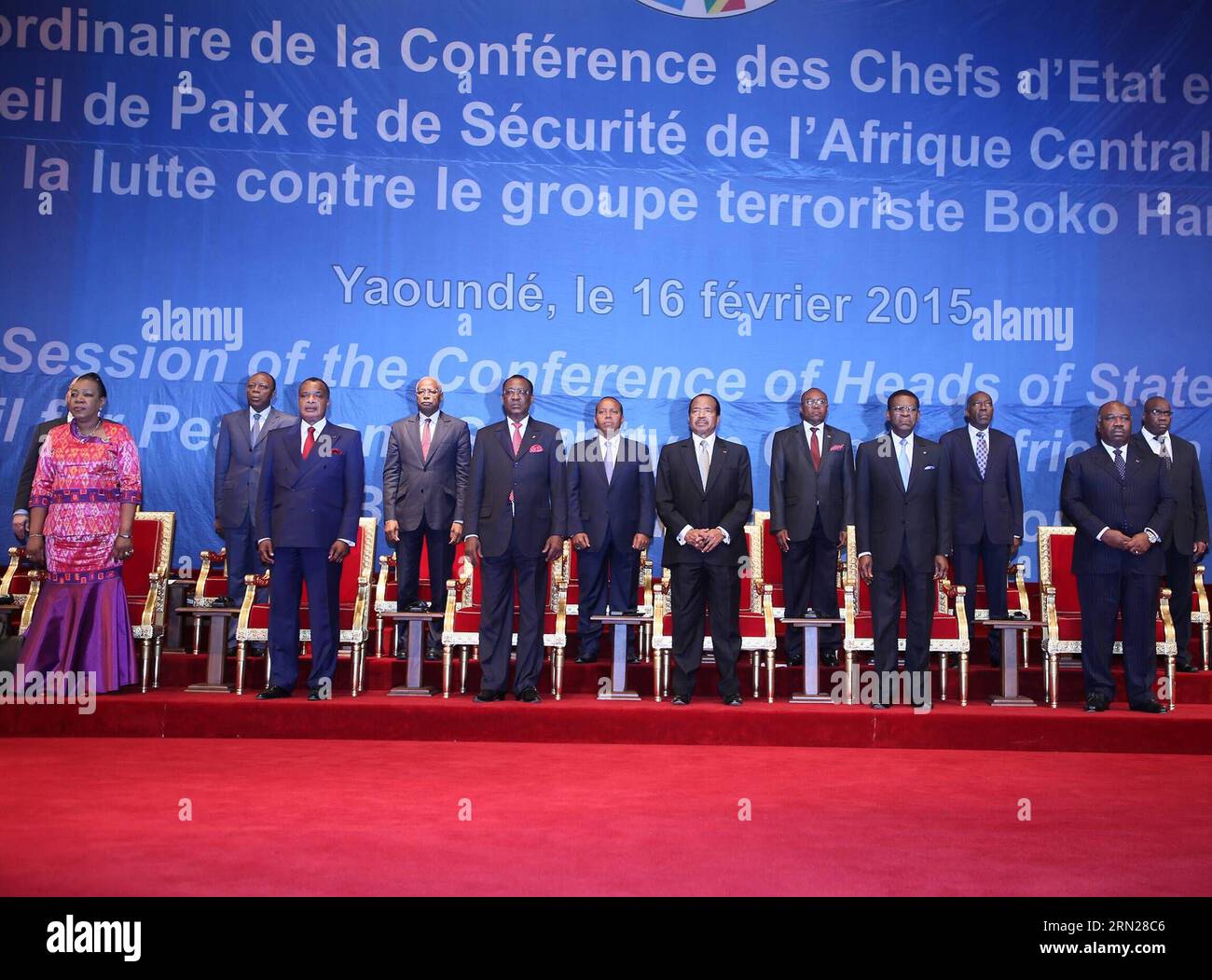 Das Foto vom 16. Februar 2015 zeigt die Eröffnungszeremonie des außerordentlichen Gipfels in Yaounde, Kamerun. Die Staats- und Regierungschefs der Wirtschaftsgemeinschaft der zentralafrikanischen Staaten (ECCAS) vereinbarten am Montag auf einem außerordentlichen Gipfel, Kamerun und Tschad eine Soforthilfe in Höhe von 50 Milliarden FCFA (etwa 100 Millionen US-Dollar) zur Bekämpfung von Boko Haram bereitzustellen. ) CAMEROON-YAOUNDE-SUMMIT-ECCAS-BOKO HARAM FabricexNgon PUBLICATIONxNOTxINxCHN Foto aufgenommen AM 16. Februar 2015 zeigt die Eröffnungszeremonie des außerordentlichen Gipfels in Yaounde Kamerun die Staats- und Regierungschefs der Wirtschaftsgemeinschaft der zentralafrikanischen Staaten ECCAS stimmten Mond zu Stockfoto