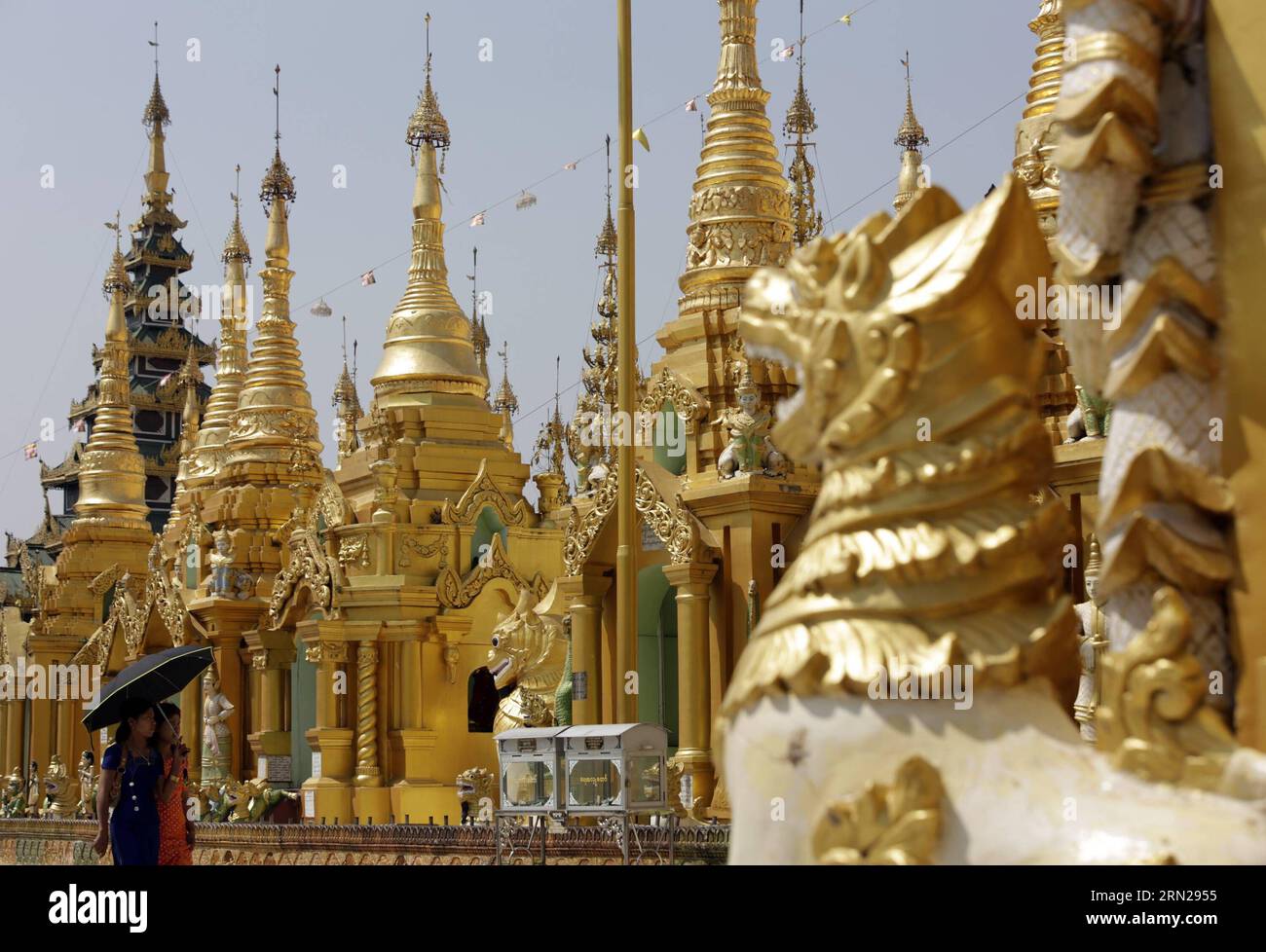 YANGON, 17. Februar 2015 -- Menschen besuchen die Shwedagon-Pagode in Yangon, Myanmar, 17. Februar 2015. Die Shwedagon-Pagode ist ein Aufbewahrungsort der besten Erben Myanmars – Architektur, Skulpturen und Kunst. Es besteht aus Hunderten von bunten Tempeln, Stupas und Statuen, die architektonische Stile von fast 2.500 Jahren widerspiegeln. ) MYANMAR-YANGON-SHWEDAGON-PAGODE UxAung PUBLICATIONXNOTXINXCHN Yangon 17. Februar 2015 Prominente besuchen die Shwedagon-Pagode in Yangon Myanmar 17. Februar 2015 Shwedagon-Pagode IST ein Repository des Besten des Erbes Myanmars Architektur Skulptur und Kunst ES besteht aus Hunderten Stockfoto