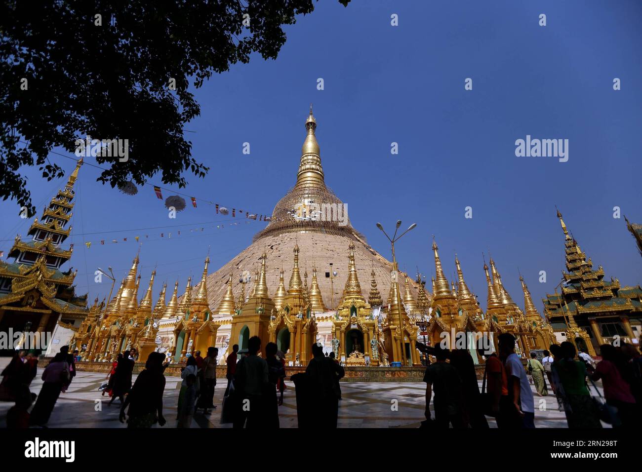 YANGON, 17. Februar 2015 -- Menschen besuchen die Shwedagon-Pagode in Yangon, Myanmar, 17. Februar 2015. Die Shwedagon-Pagode ist ein Aufbewahrungsort der besten Erben Myanmars – Architektur, Skulpturen und Kunst. Es besteht aus Hunderten von bunten Tempeln, Stupas und Statuen, die architektonische Stile von fast 2.500 Jahren widerspiegeln. ) MYANMAR-YANGON-SHWEDAGON-PAGODE UxAung PUBLICATIONXNOTXINXCHN Yangon 17. Februar 2015 Prominente besuchen die Shwedagon-Pagode in Yangon Myanmar 17. Februar 2015 Shwedagon-Pagode IST ein Repository des Besten des Erbes Myanmars Architektur Skulptur und Kunst ES besteht aus Hunderten Stockfoto