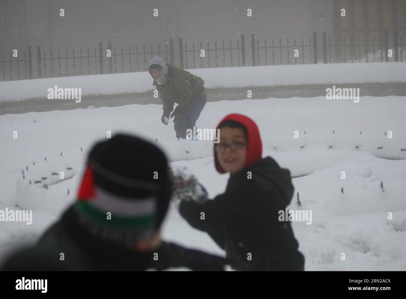 (150220) -- HEBRON, 20. Februar 2015 -- palästinensische Kinder spielen mit Schnee in der Westbank-Stadt Hebron, 20. Februar 2015. Ein mächtiger Wintersturm fegte durch die Region und zwang die Menschen, sich in ihren Häusern nach Wärme zu kuscheln. Mamoun Wazwaz) (sss) MIDEAST-HEBRON-SCHNEE EmadxDrimly PUBLICATIONxNOTxINxCHN HEBRON 20. Februar 2015 PALÄSTINENSISCHE Kinder spielen mit Schnee in der WESTBANK Stadt Hebron 20. Februar 2015 ein starker Wintersturm fegte durch die Region und zwang Prominente, sich in ihren Häusern um Wärme zu kuscheln Mamoun Wazwaz SSS PUdeBLATxHebron Schnee Stockfoto