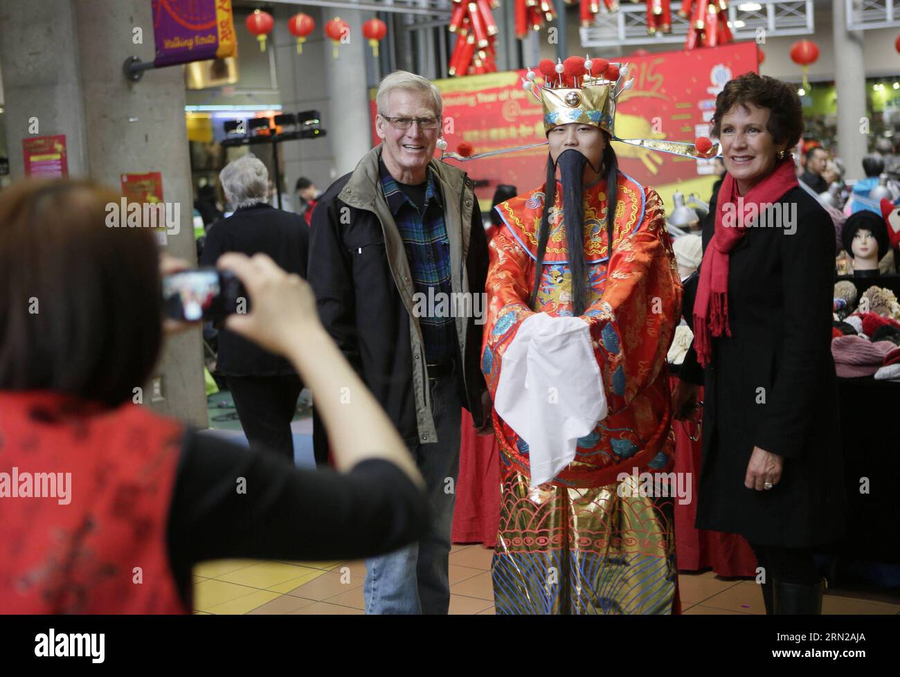 Die Bewohner machen Fotos mit dem Gott des Glücks in einem Einkaufszentrum in Chinatown in Vancouver, Kanada, 21. Februar 2015. Die Menschen nehmen an verschiedenen Neujahrsaktivitäten in Vancouvers Chinatown Teil, um das chinesische trationale Frühlingsfest zu feiern. ) KANADA-VANCOUVER-CHINESISCHES FRÜHLINGSFEST LiangxSen PUBLICATIONxNOTxINxCHN Bewohner machen Fotos mit dem Gott des Glücks in einem Einkaufszentrum IN China Town in Vancouver Kanada 21. Februar 2015 Prominente nehmen an verschiedenen Neujahrsaktivitäten in Vancouver S China Town Teil, um das chinesische trationale Frühlingsfest Canada Va zu feiern Stockfoto