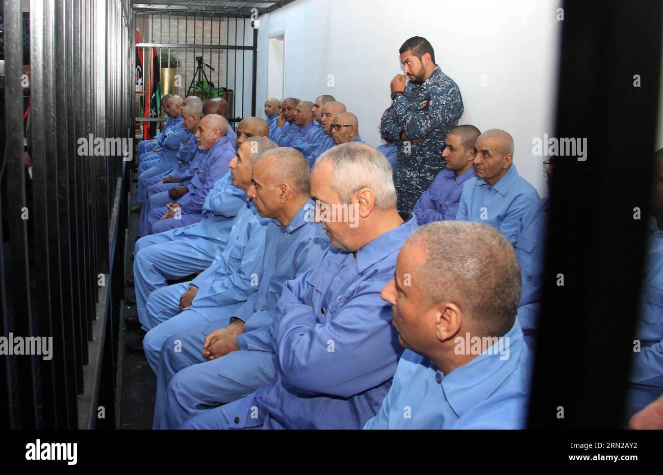 (150222) -- TRIPOLI, 22. Februar 2015 -- ehemalige libysche Regierungsbeamte werden am 22. Februar 2015 vor Gericht in Tripoli, der Hauptstadt Libyens, gesehen. Das Gericht setzte am Sonntag den Prozess gegen Dutzende hochrangiger Beamter der Regierung des ehemaligen libyschen Führers Muammar Gaddafi fort. ) LIBYEN-TRIPOLI-EHEMALIGE BEAMTE-PROZESS HamzaxTurkia PUBLICATIONxNOTxINxCHN Tripoli 22. Februar 2015 ehemalige libysche Regierungsbeamte sind Seen vor Gericht in Tripoli Hauptstadt von Libyen AM 22. Februar 2015 das Gericht setzte AM Sonntag die Verhandlung von Dutzenden von hochrangigen Beamten des ehemaligen libyschen Führers Muammar Gaddafi S Regierung Libyen Tripoli ehemaligen fort Stockfoto