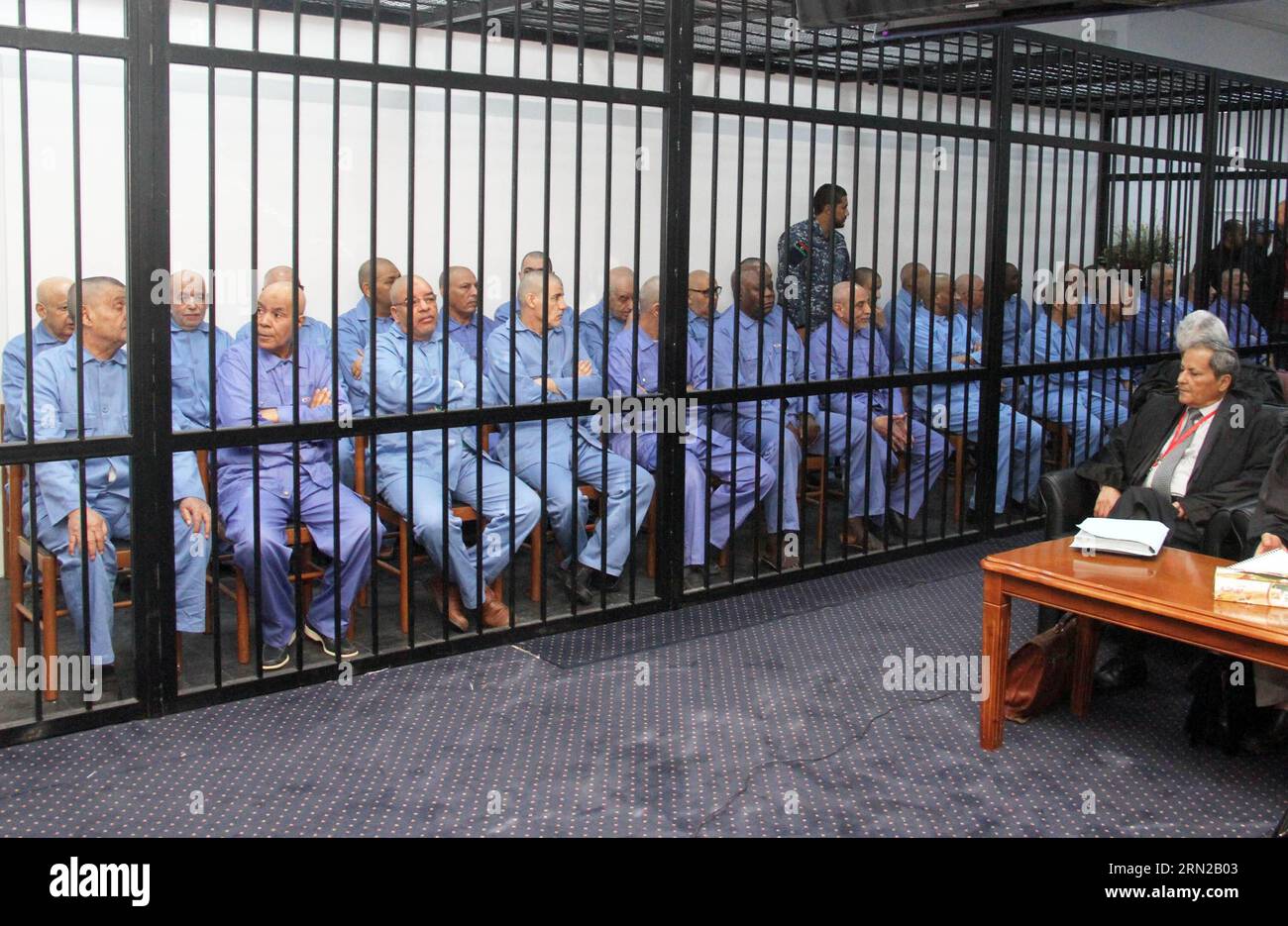 (150222) -- TRIPOLI, 22. Februar 2015 -- ehemalige libysche Regierungsbeamte werden am 22. Februar 2015 vor Gericht in Tripoli, der Hauptstadt Libyens, gesehen. Das Gericht setzte am Sonntag den Prozess gegen Dutzende hochrangiger Beamter der Regierung des ehemaligen libyschen Führers Muammar Gaddafi fort. ) LIBYEN-TRIPOLI-EHEMALIGE BEAMTE-PROZESS HamzaxTurkia PUBLICATIONxNOTxINxCHN Tripoli 22. Februar 2015 ehemalige libysche Regierungsbeamte sind Seen vor Gericht in Tripoli Hauptstadt von Libyen AM 22. Februar 2015 das Gericht setzte AM Sonntag die Verhandlung von Dutzenden von hochrangigen Beamten des ehemaligen libyschen Führers Muammar Gaddafi S Regierung Libyen Tripoli ehemaligen fort Stockfoto