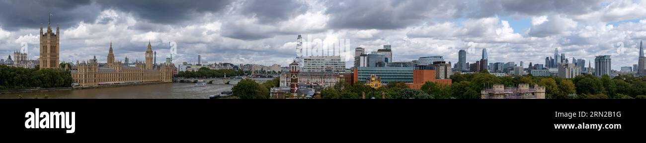 Panoramablick auf London, mit den Houses of Parliament auf der linken Seite und Blick auf die Themse. Aus dem Turm des Gartenmuseums, Lambeth. Stockfoto