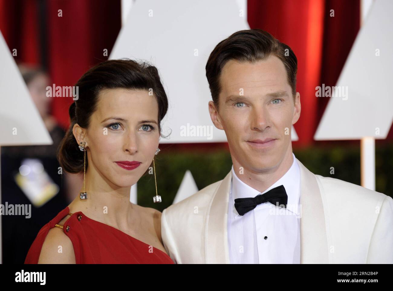 (150223) -- LOS ANGELES, 22. Februar 2015 -- Benedict Cumberbatch (R), der beste Schauspieler für seine Rolle im Imitationsspiel, kommt mit seiner Frau am 22. Februar 2015 für den roten Teppich der 87th Academy Awards im Dolby Theater in Los Angeles, USA. ) US-LOS ANGELES-OSCARS-ROTER TEPPICH YangxLei PUBLICATIONxNOTxINxCHN LOS Angeles 22. Februar 2015 Benedict Cumberbatch r Bester Schauspieler-Nominierter für seine Rolle IM Imitationsspiel kommt mit seiner Frau für den Roten Teppich der 87. Academy Awards AM 22. Februar 2015 IM Dolby Theatre in LOS Angeles, USA US Los Angeles Oscars Red Stockfoto