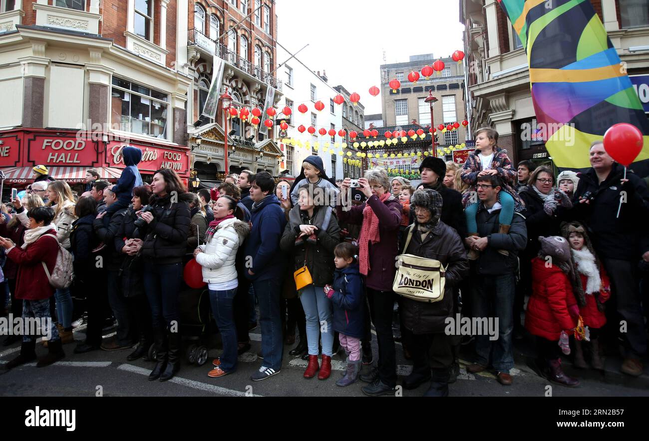 (150222) -- LONDON, 22. Februar 2015 -- Zehntausende von Menschen beobachten die Parade zum chinesischen Neujahrsfest in den Straßen von London, Großbritannien, am 22. Februar 2015. ) GROSSBRITANNIEN-LONDON-CHINESISCHE LUNAR NEUJAHRSPARADE HanxYan PUBLICATIONxNOTxINxCHN London 22. Februar 2015 Zehntausende von Prominenten Sehen Sie sich die Parade an, um das chinesische Neujahrsfest in den Straßen von Central London Großbritannien AM 22. Februar 2015 zu feiern Großbritannien London Chinesische Neujahrsparade PUBLICATIONxNOTxINxCHN Stockfoto