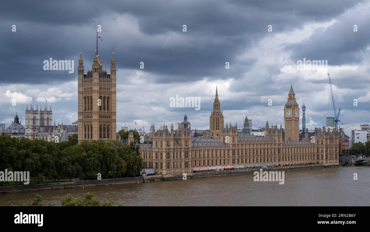 Westminster, London, mit den Houses of Parliament mit Blick auf die Themse. Aus dem Turm des Gartenmuseums in Lambeth. Stockfoto