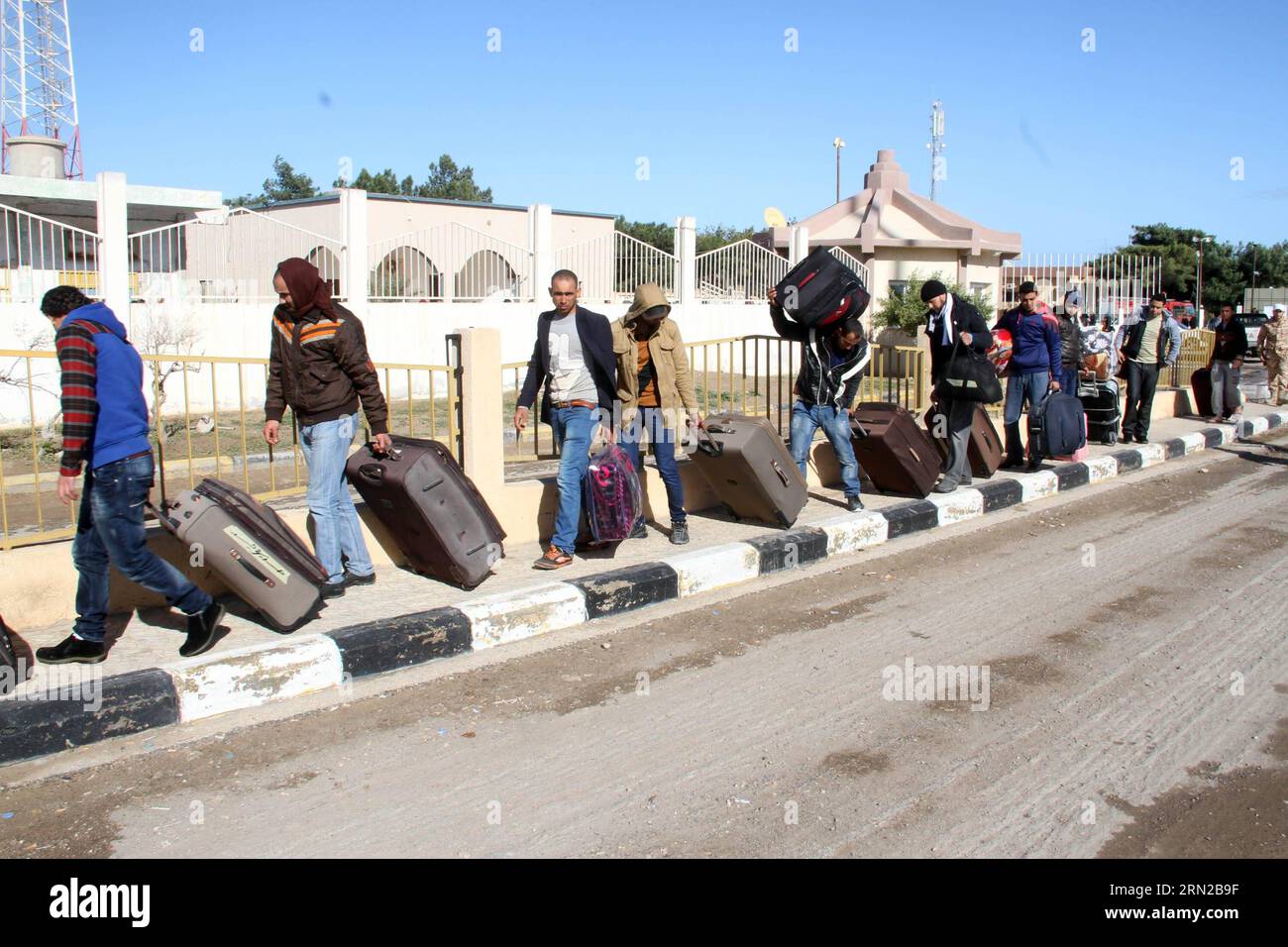 (150223) -- RAS JADIR, 23. Februar 2015 -- Ägypter gehen am 23. Februar 2015 zur libysch-tunesischen Grenze in Ras Jadir, Libyen. Hunderte ägyptische Arbeiter haben Libyen evakuiert, nachdem der Islamische Staat das Video veröffentlicht hat, das die Enthauptung von 21 ägyptischen koptischen Christen zeigt. LIBYEN-RAS JADIR-ÄGYPTISCHE EVAKUIERUNG HamzaxTurkia PUBLICATIONxNOTxINxCHN Ras 23. Februar 2015 Ägypter gehen AM 23. Februar 2015 in Ras Libyen an die libysch-tunesische Grenze. Hunderte ägyptische Arbeiter sind aus Libyen evakuiert worden, nachdem der Islamische Staat das Video veröffentlicht hat, das den von 21 ägyptischen Koptischen C zeigt Stockfoto